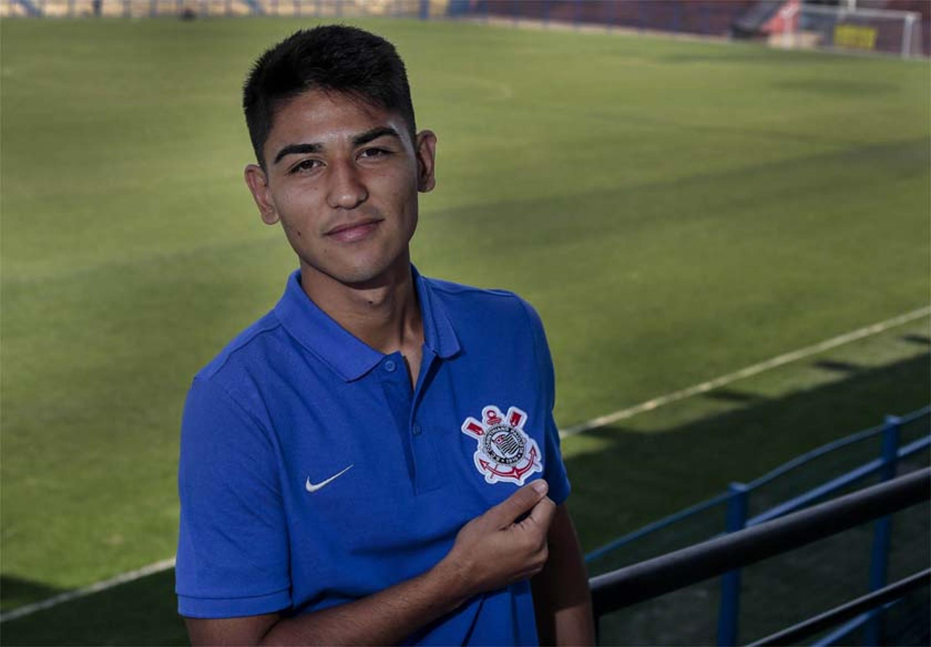 Fabricio Oya tem 17 anos e joga no Corinthians