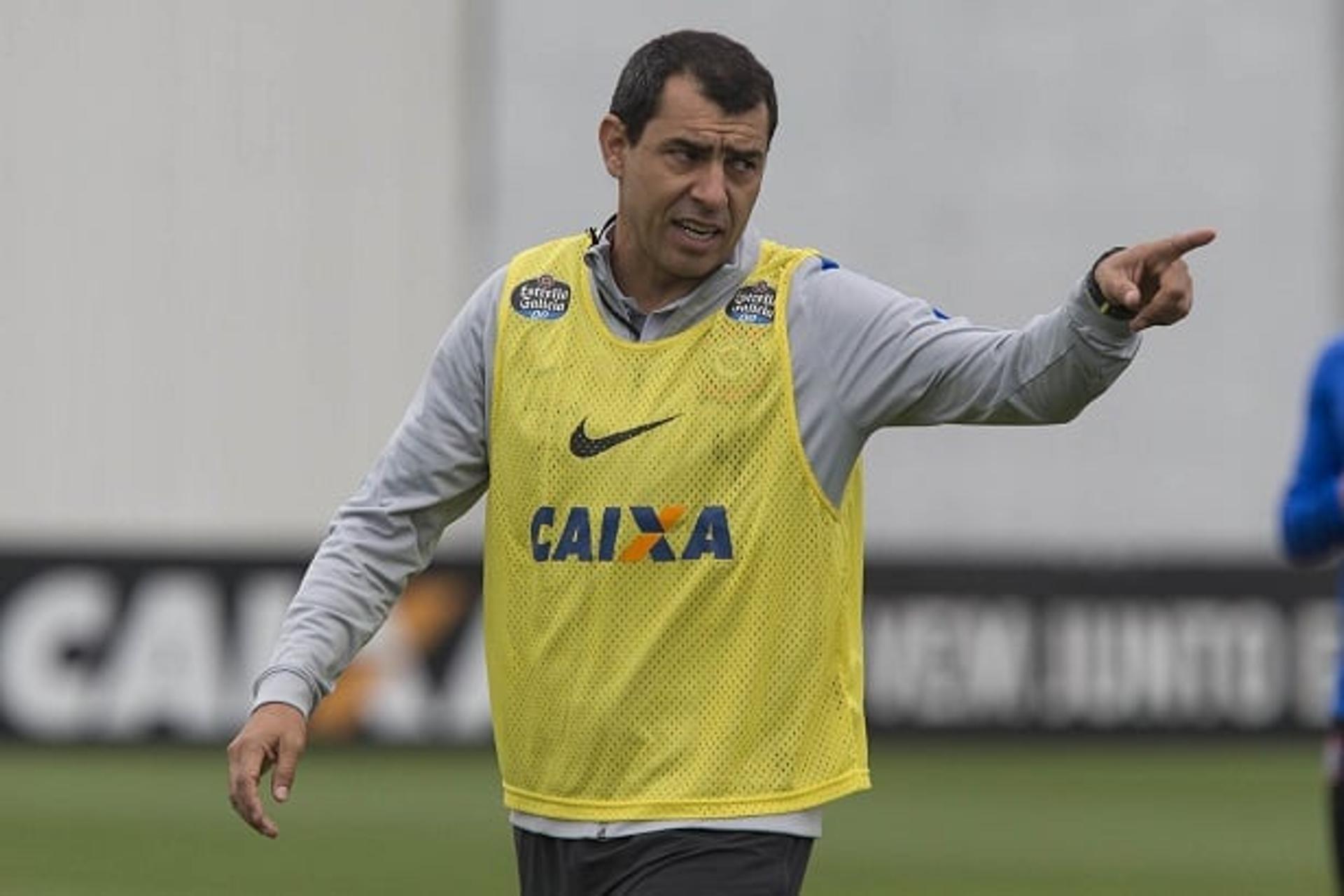 Fábio Carille orientando a equipe em treino