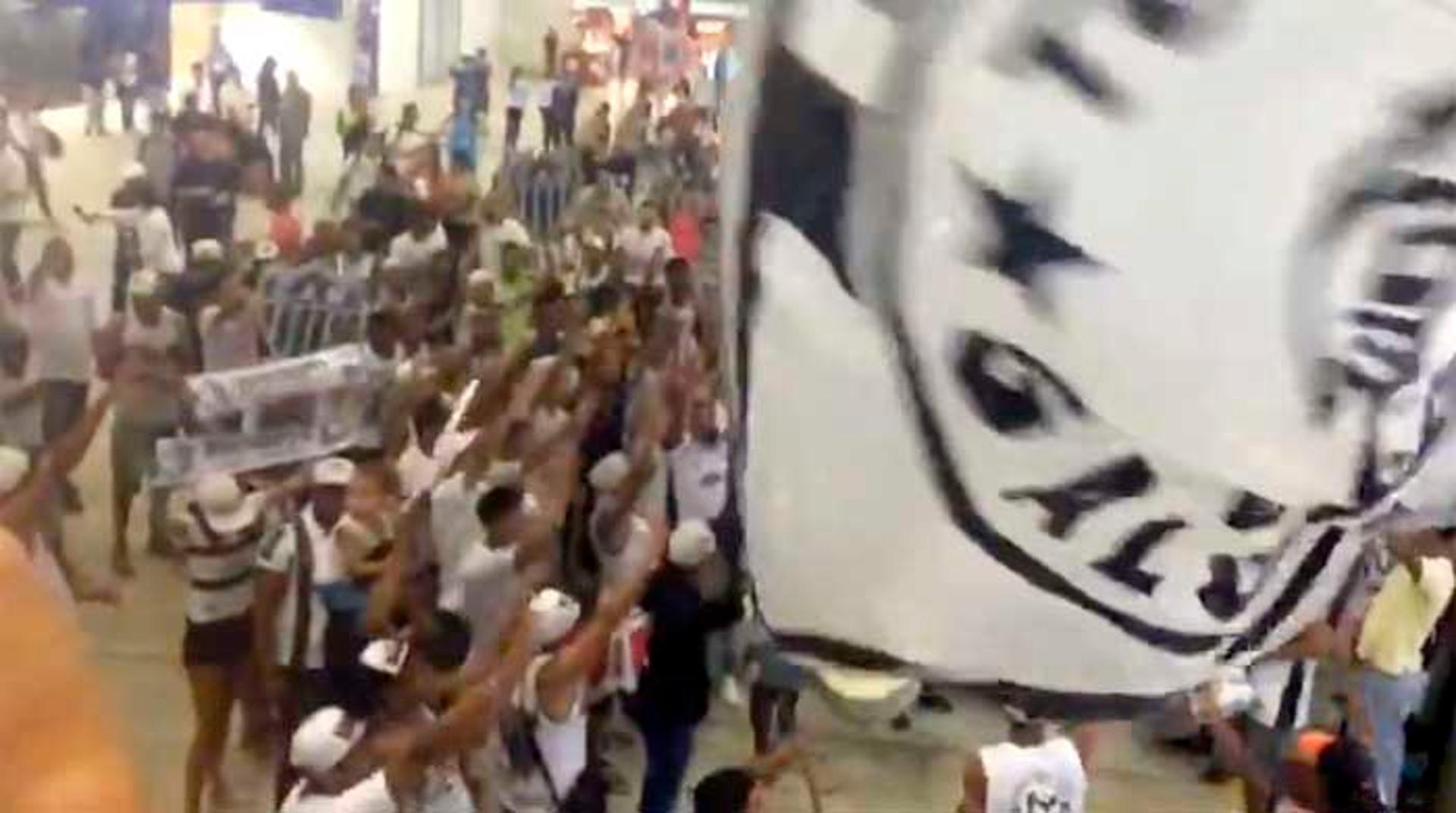 Após classificação, torcida recebe time no aeroporto: "Vamos, Galo, ganhar o Brasileiro"