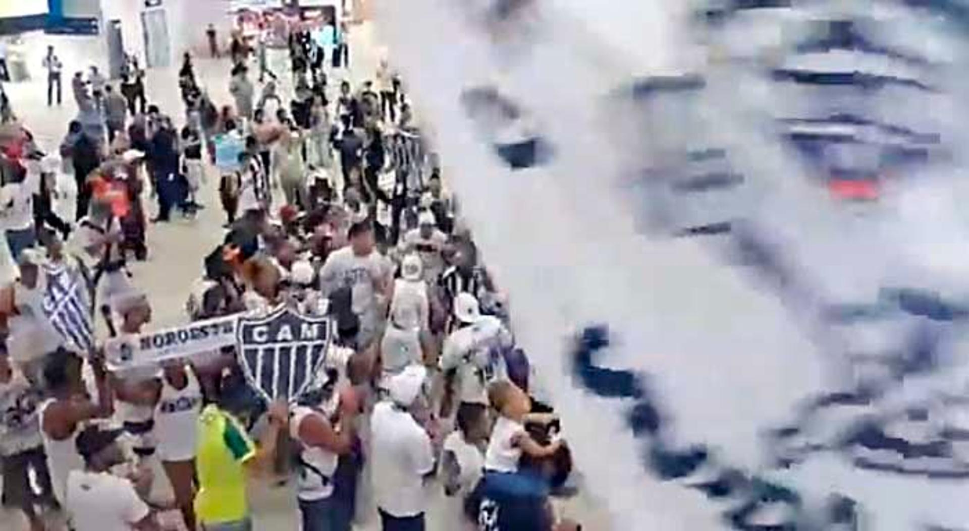 Após classificação, torcida recebe time no aeroporto: "Vamos, Galo, ganhar o Brasileiro"