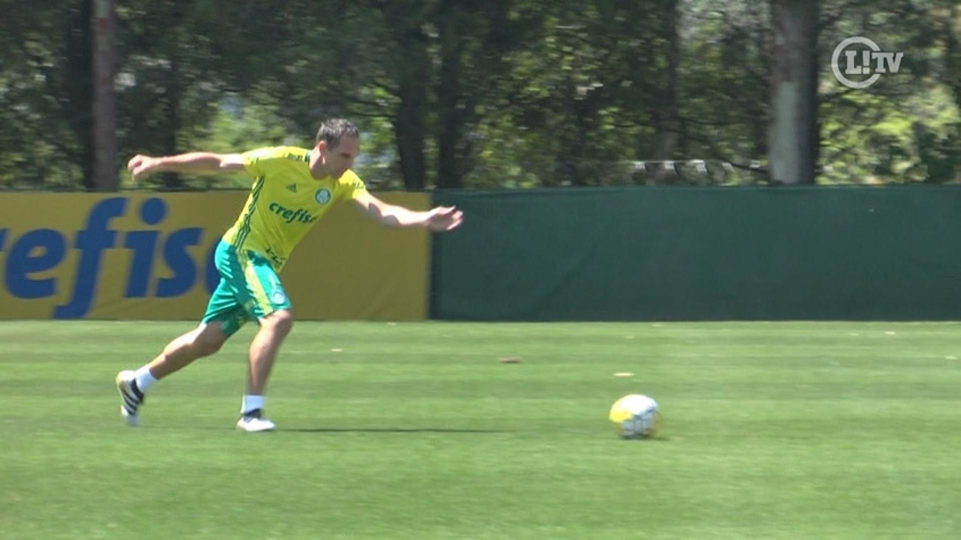 Em recuperação, Fernando Prass bate bola e treina firme no Palmeiras