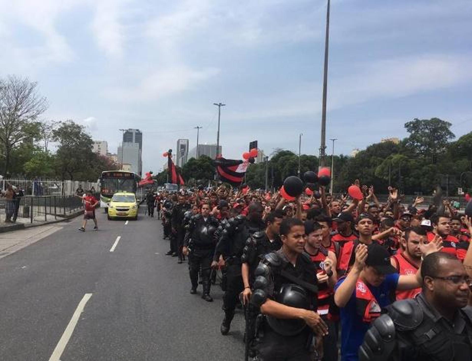 Protesto da torcida do Flamengo pelo Maracanã