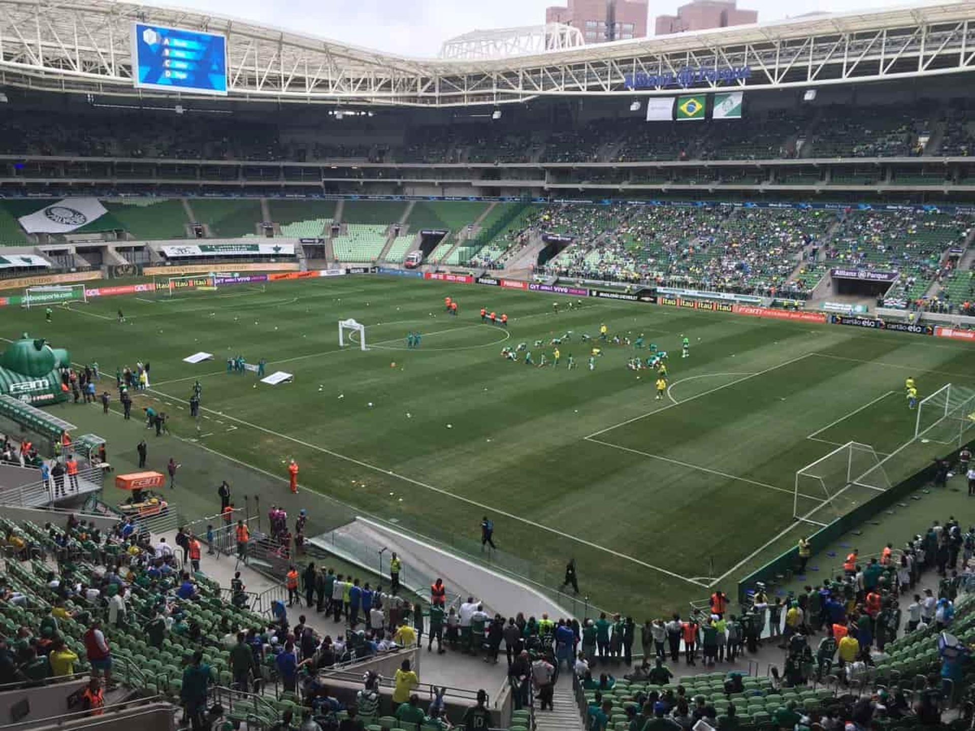 Pequena área de um dos gols do Allianz Parque só foi liberada minutos antes de Palmeiras e Coritiba