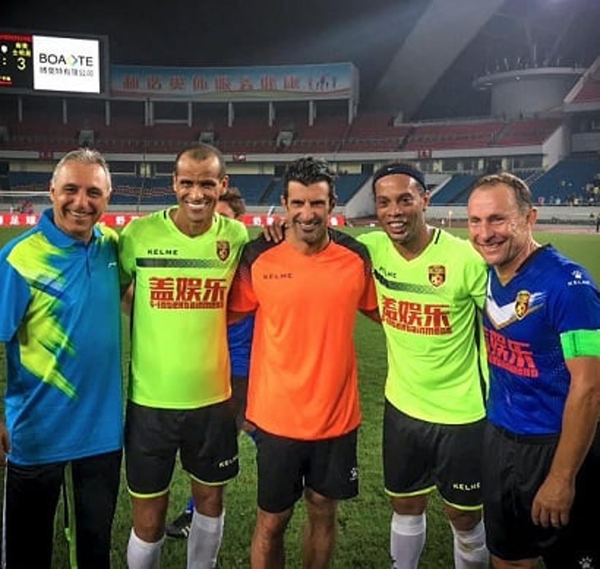 Ronaldinho posta foto com Rivaldo, Figo, Stoichkov e Papin.