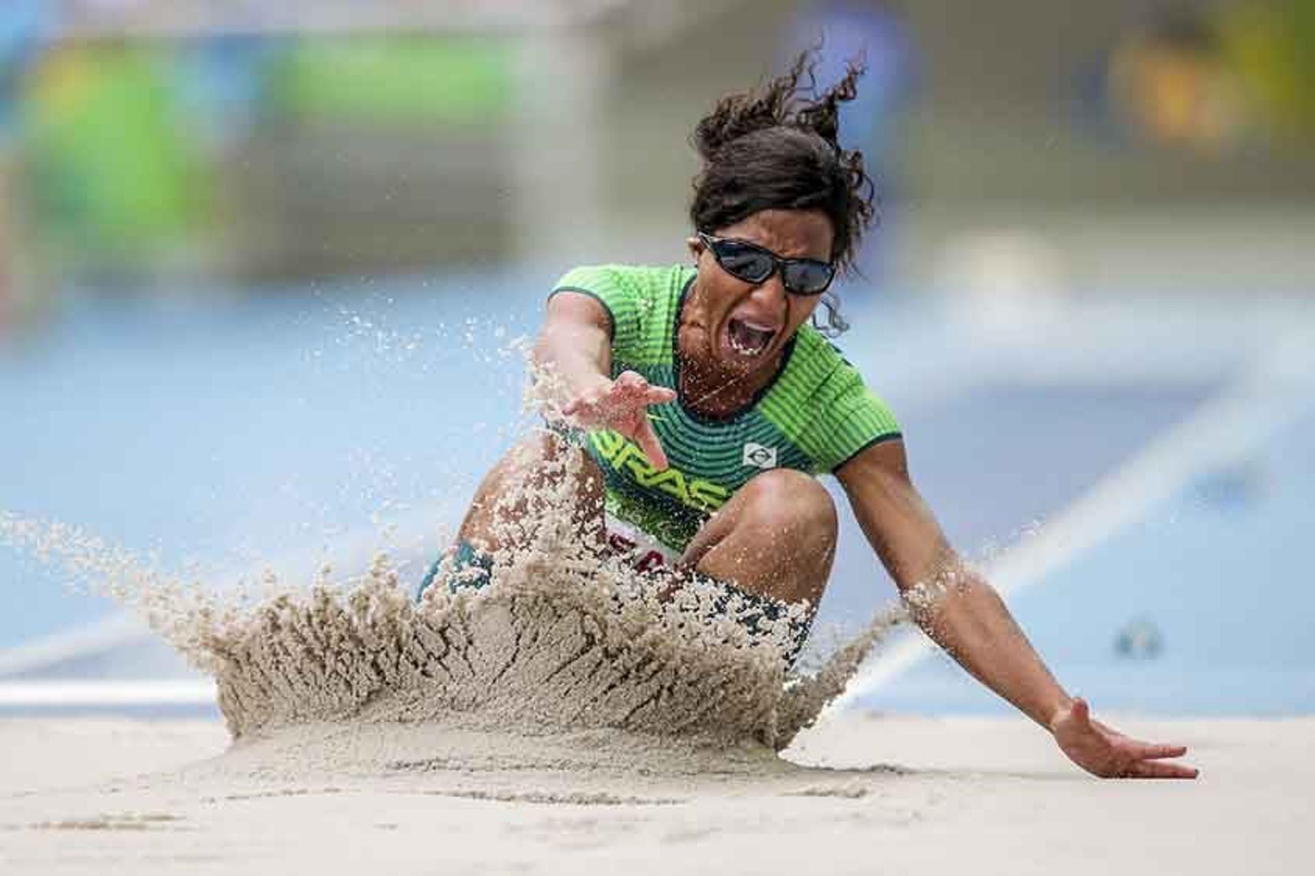 Silvânia Costa, ouro no salto em distância