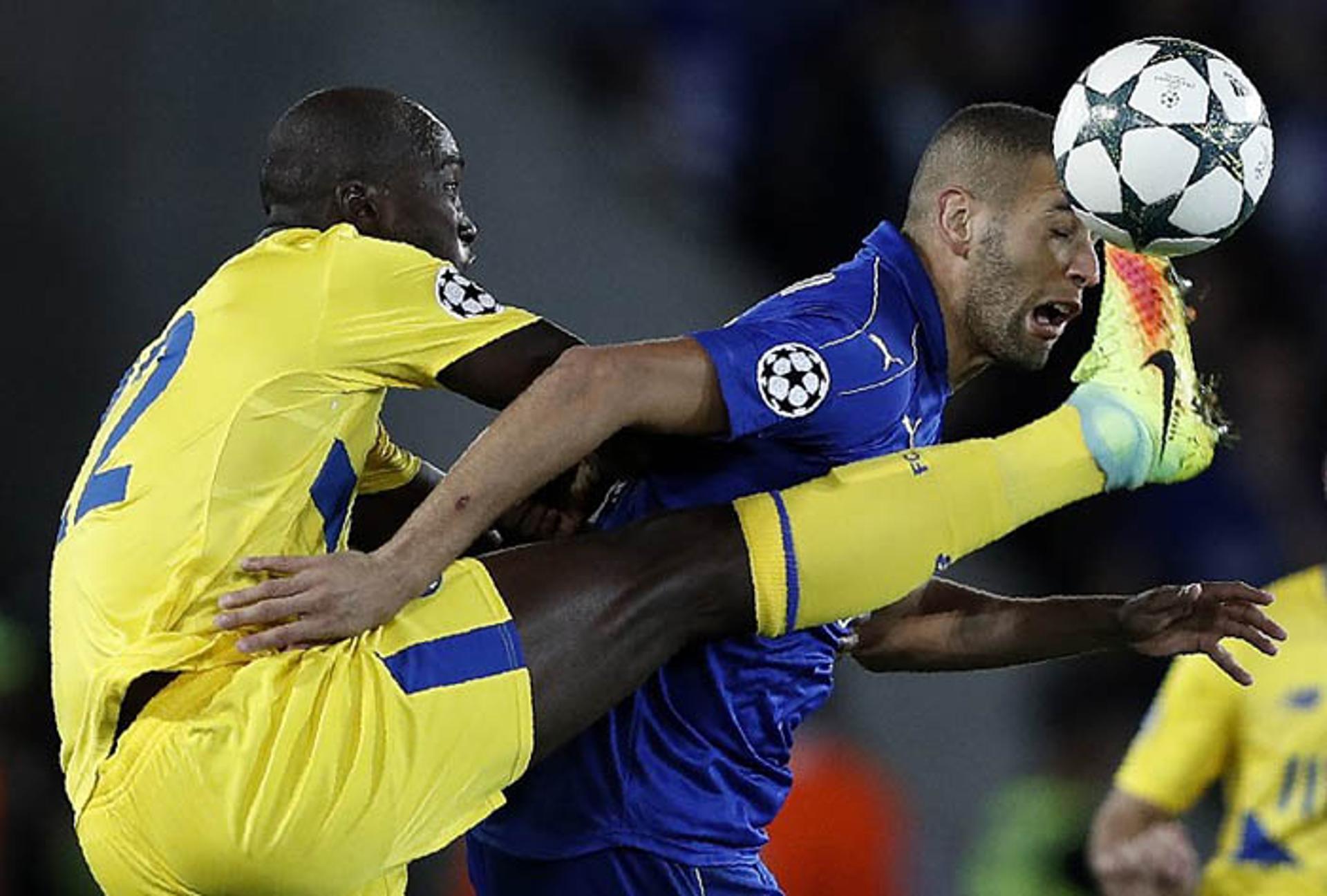 Danielo e o argelino Slimani mostram que vale todo esforço na disputa entre Leicester e Porto