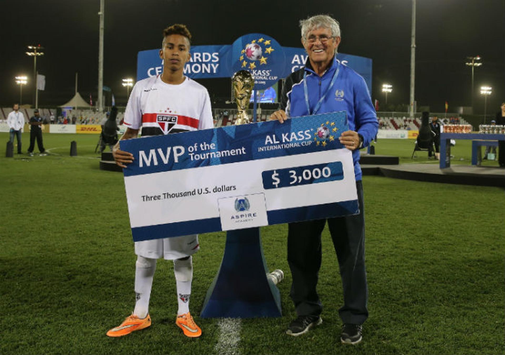 Paulo Henrique foi o melhor jogador da All Kass Cup, no Qatar, em 2015