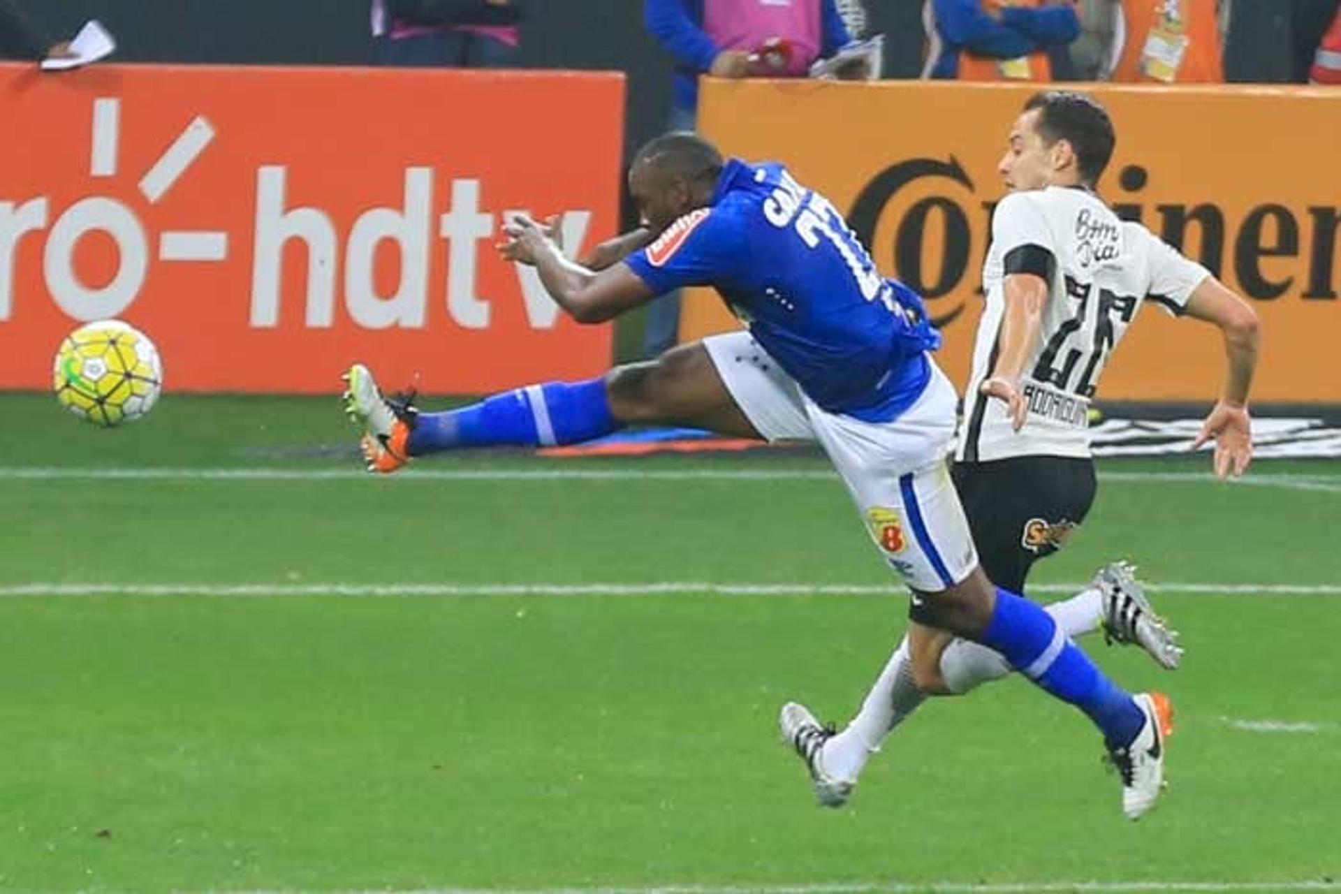 Corinthians derrota o Cruzeiro por 2 a 1