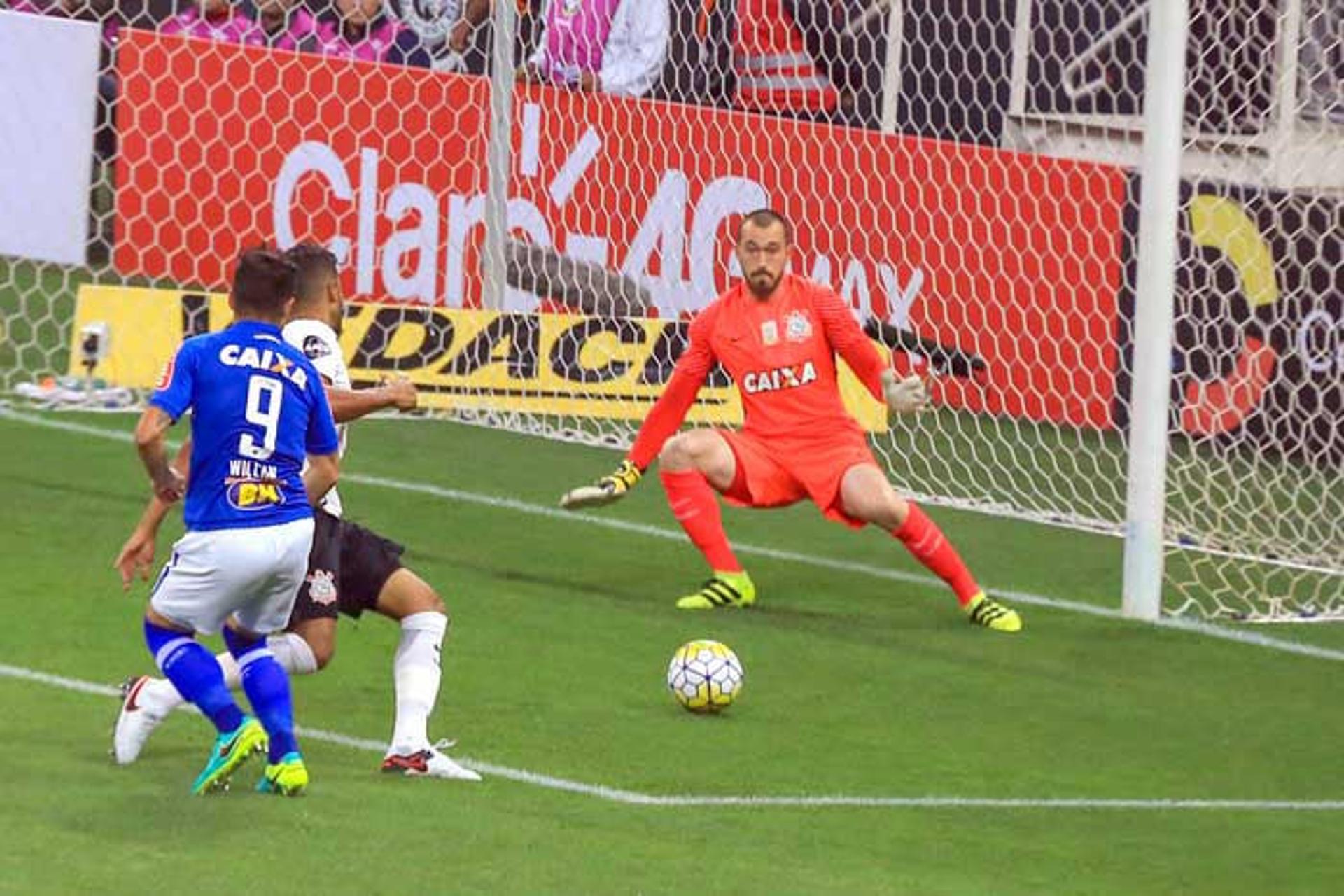 Walter em ação na vitória sobre o Cruzeiro