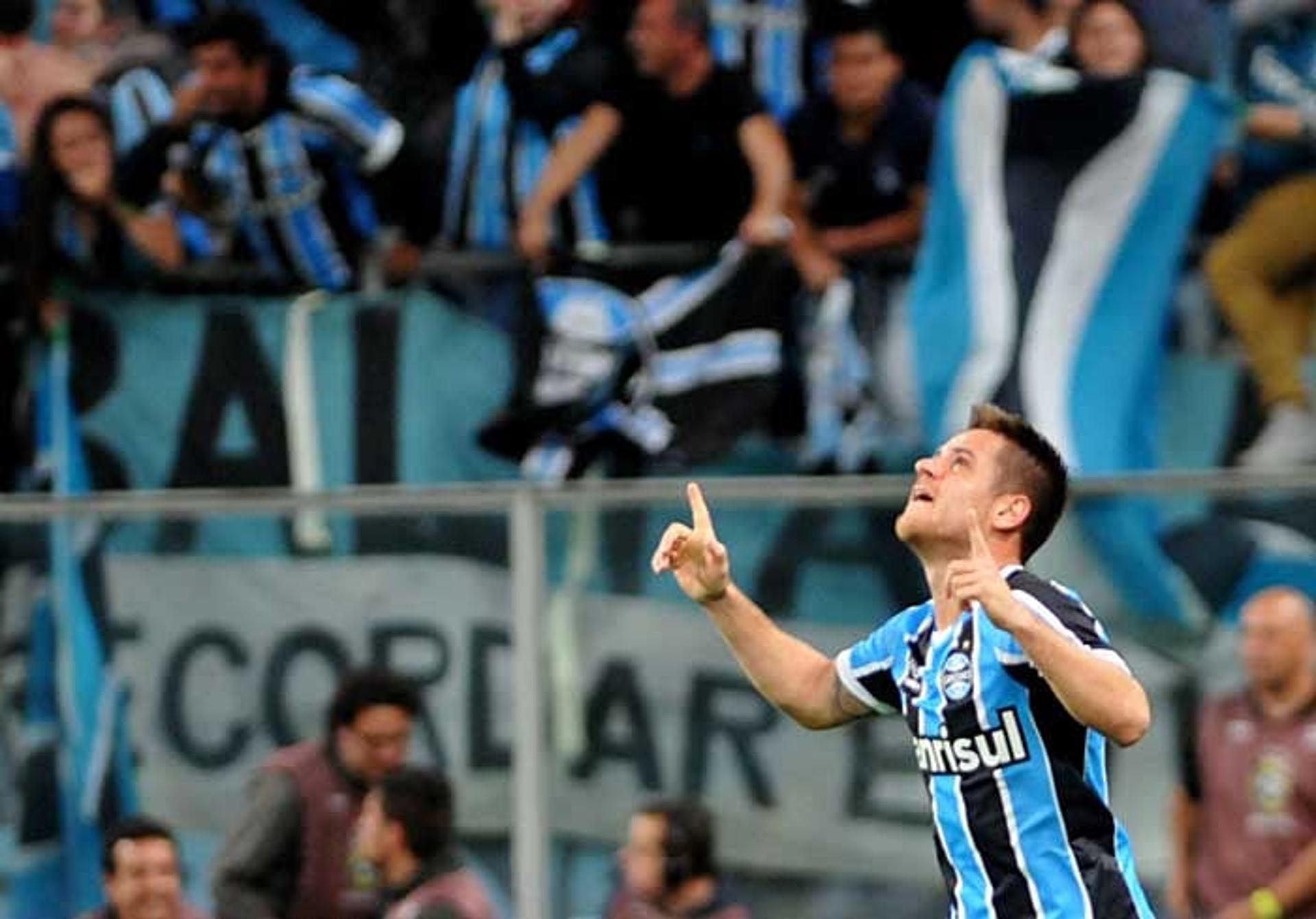 Grêmio bate o Palmeiras e fica em vantagem