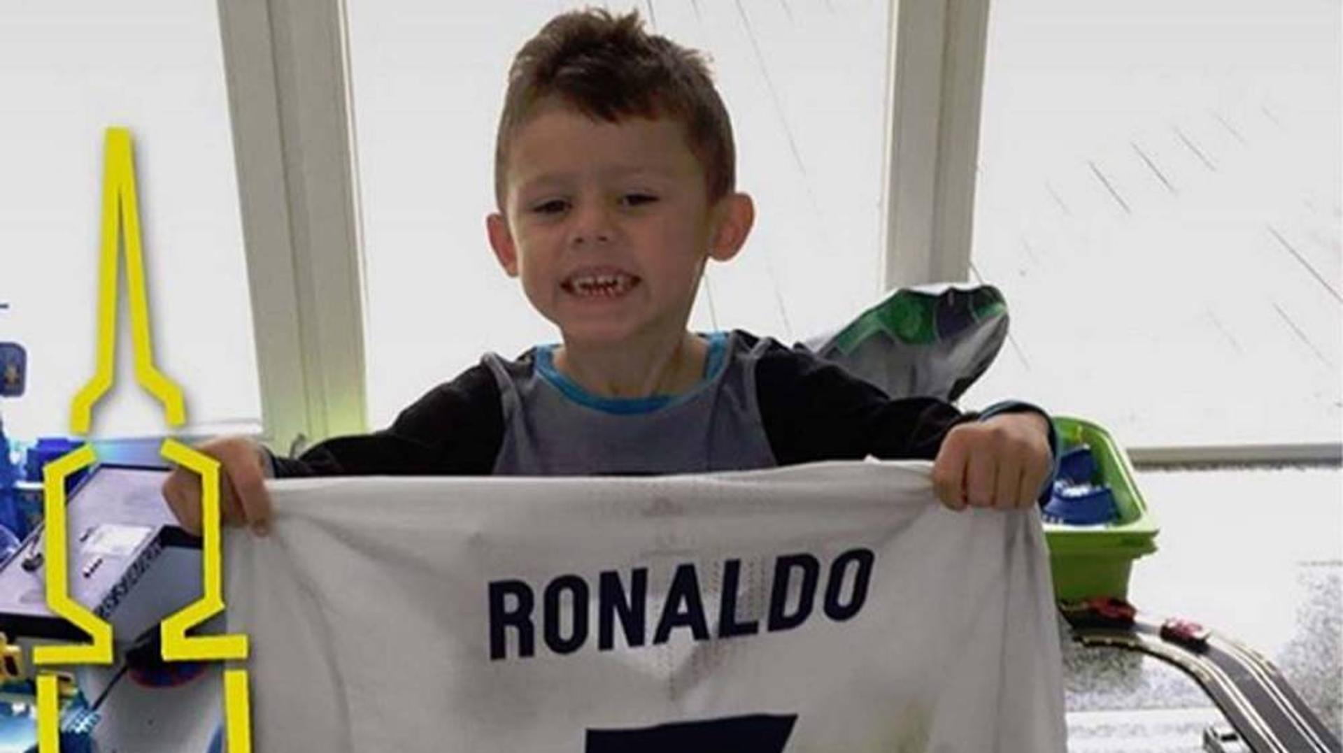 Filho de Aubameyang exibe com orgulho a camisa de Cristiano Ronaldo