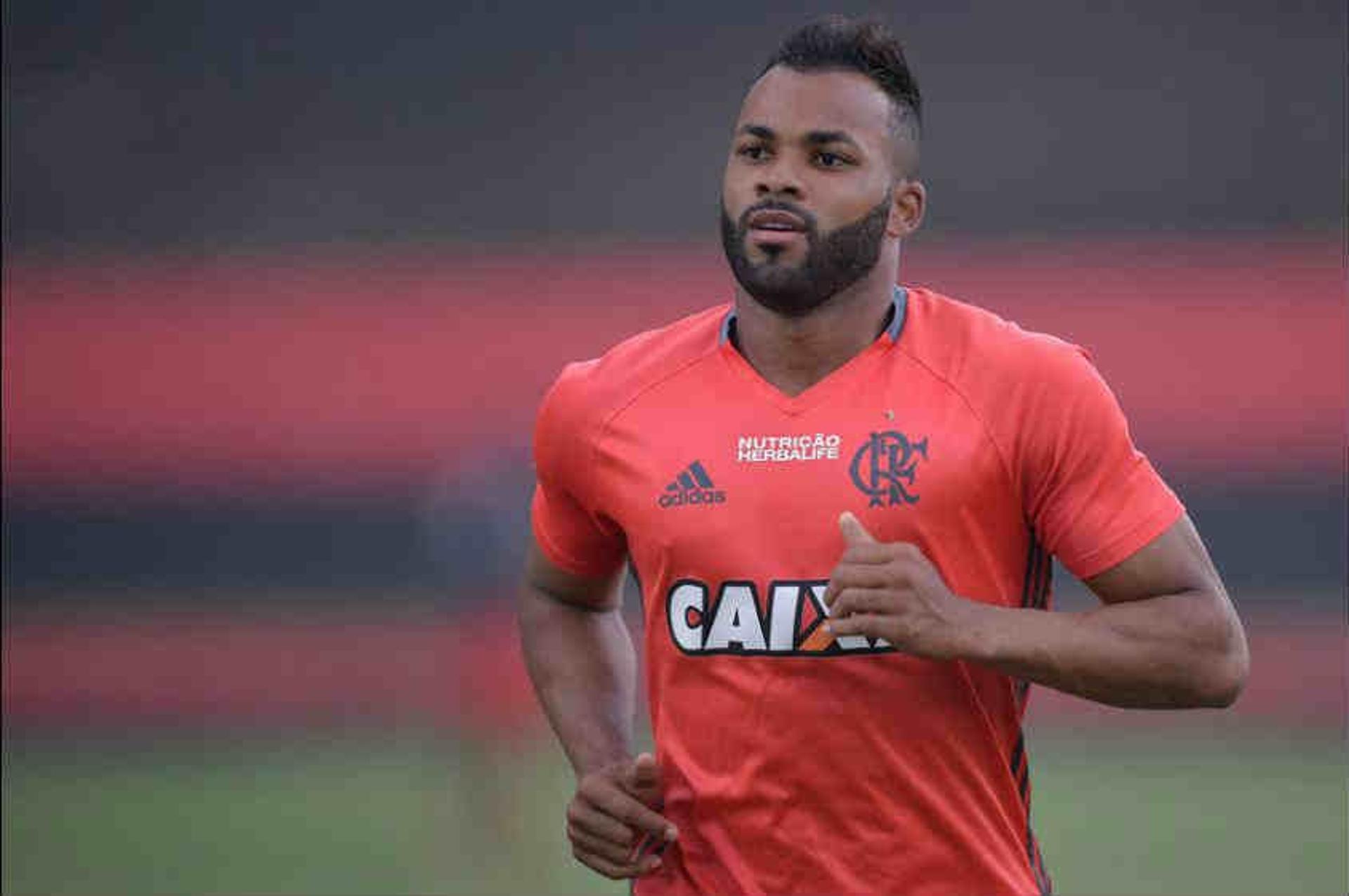 Fernandinho treinou entre os titulares