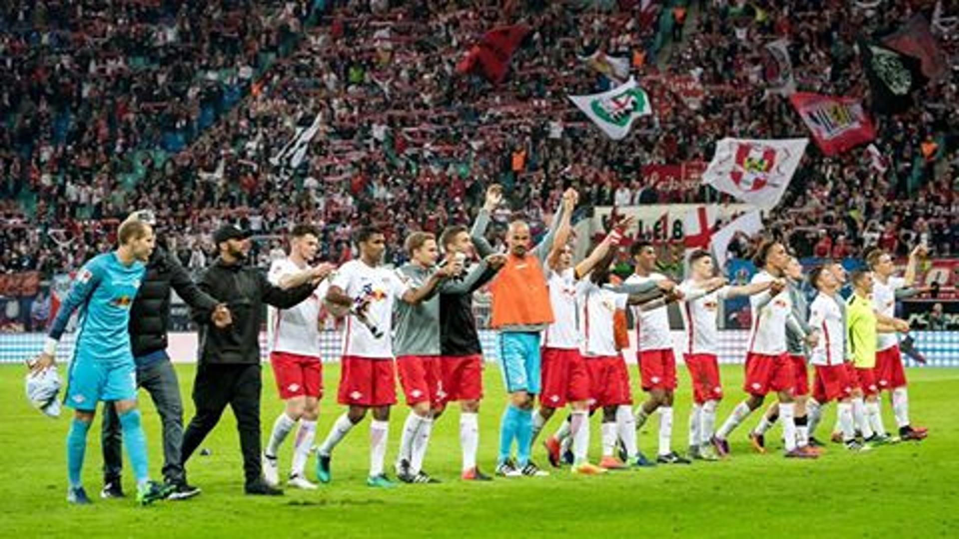 Jogadores do Leipzig comemoram diante da torcida