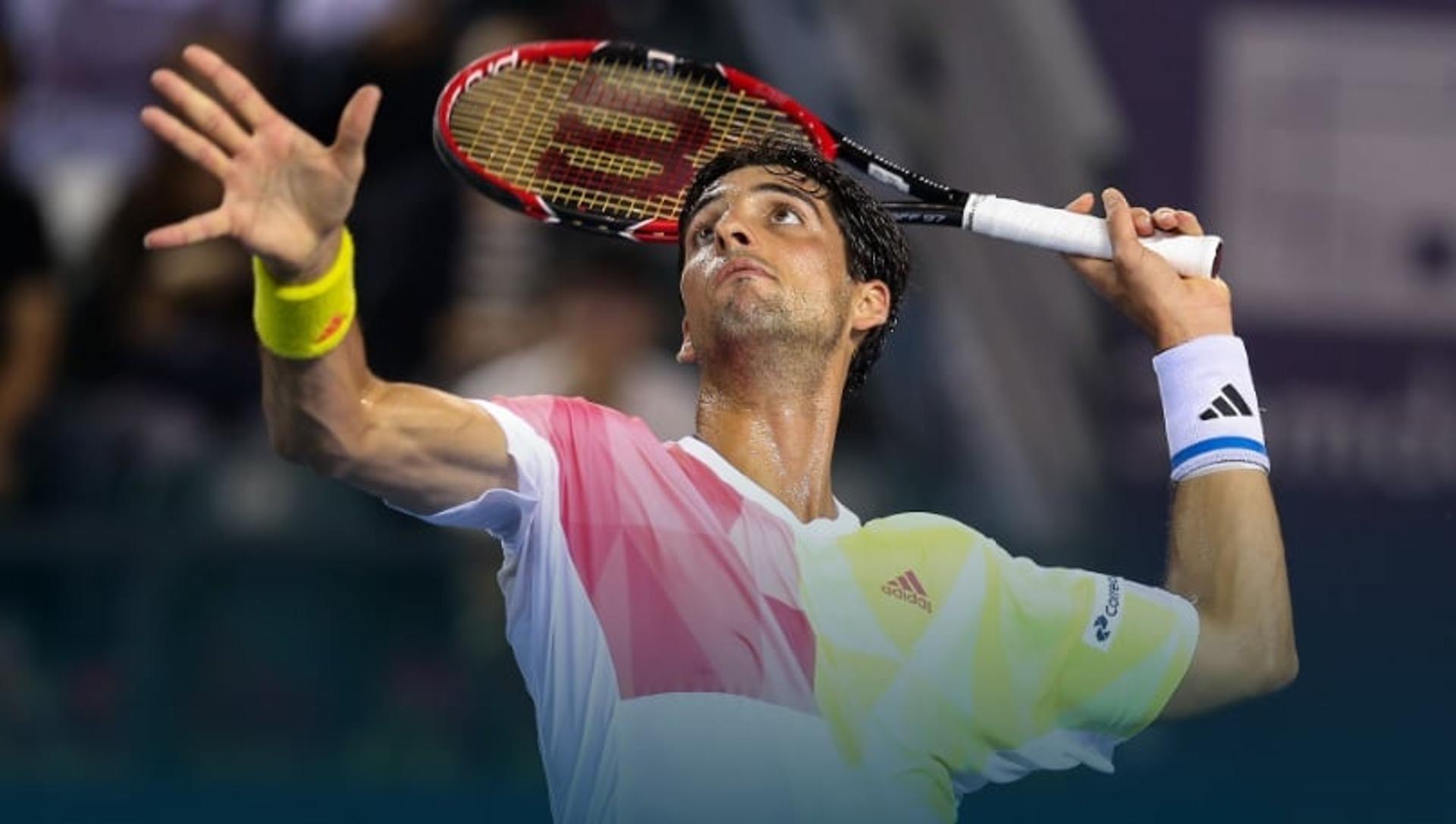 Thomaz Bellucci saca em partida de 4ª de final contra Bernard Tomic