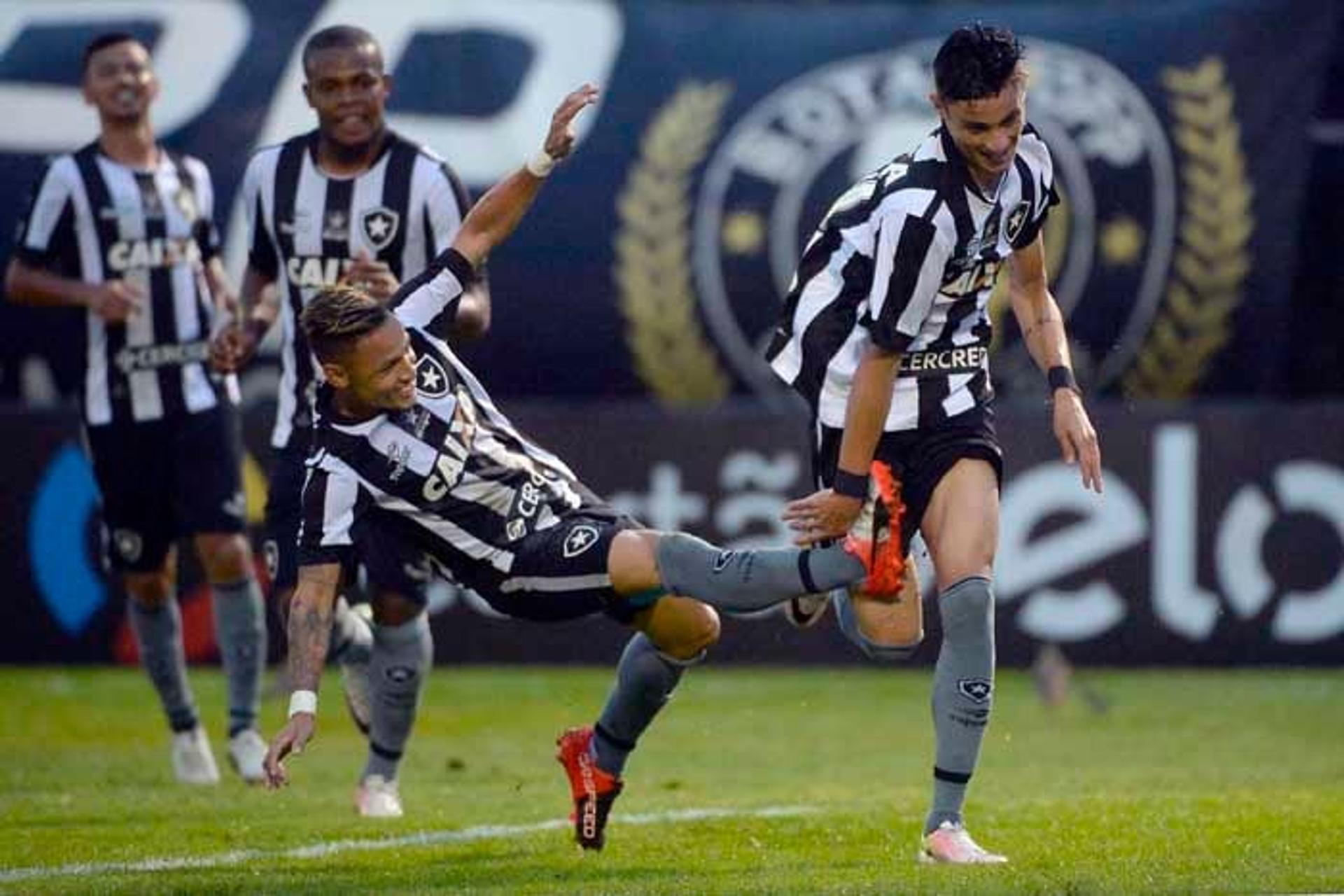 GALERIA: Veja em imagens como foi a vitória do Botafogo sobre o Corinthians