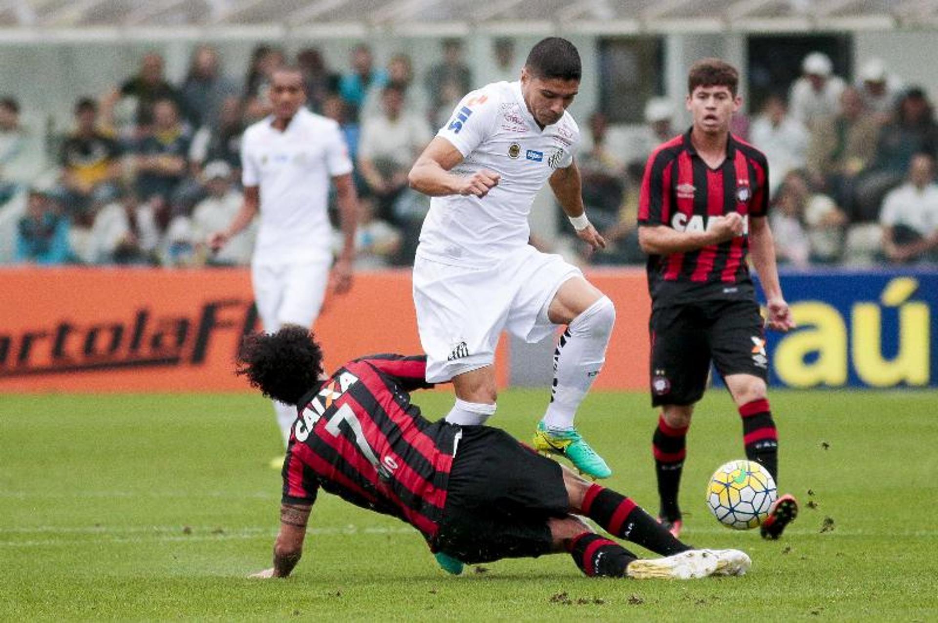 GALERIA: Veja em imagens como foi a vitória do Santos sobre o Atlético-PR