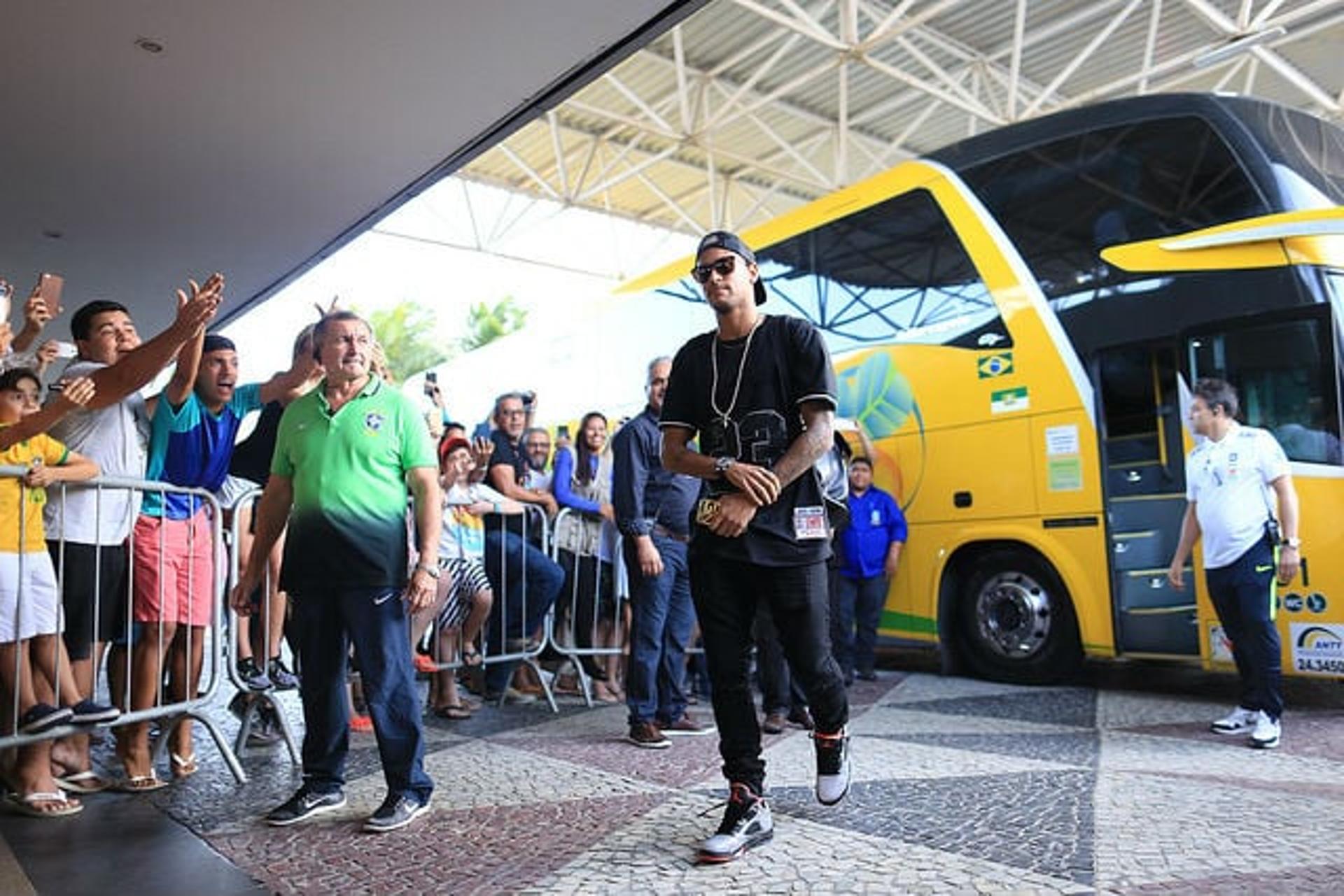 Neymar - Chegada da Seleção em Natal