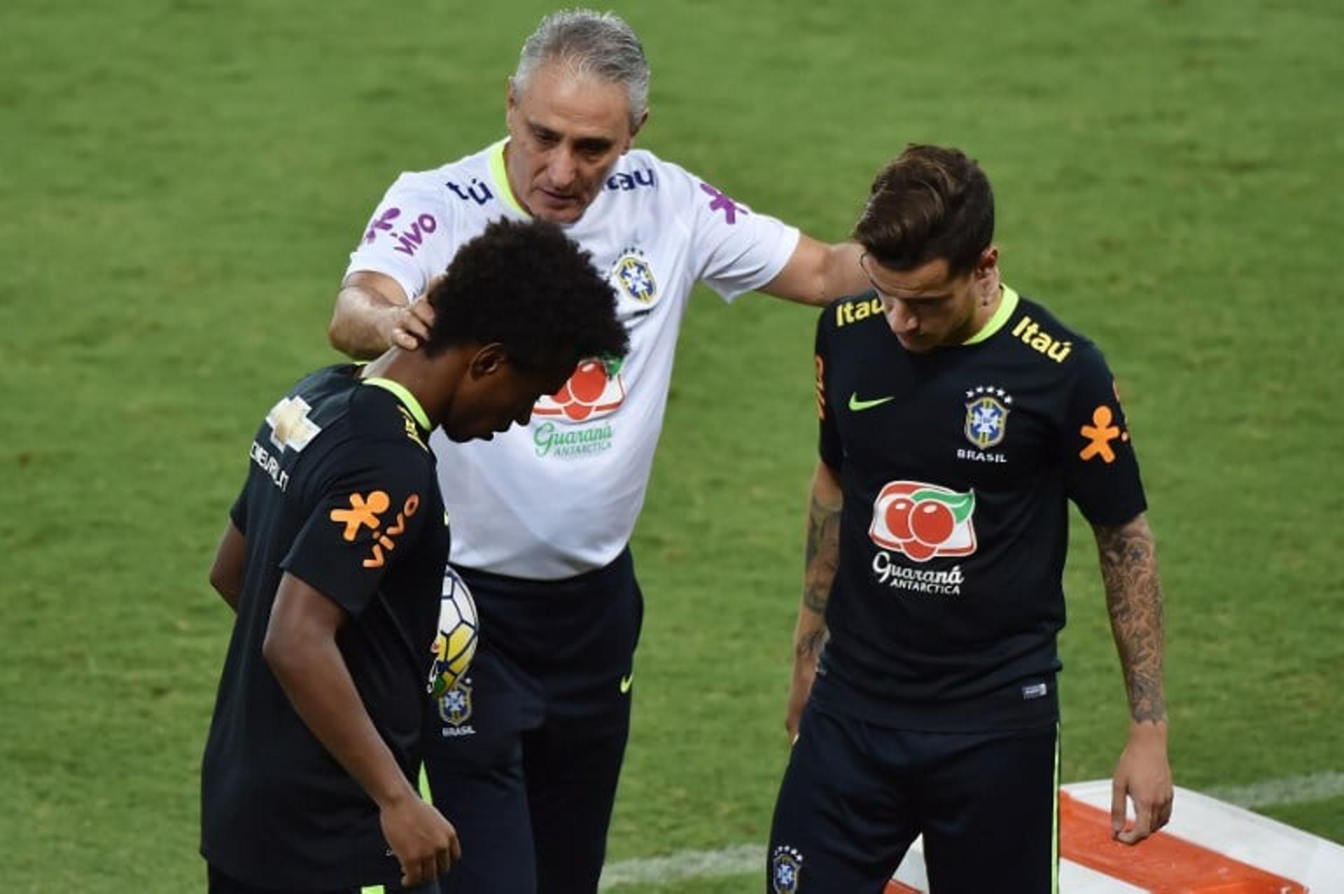 Tite com Willian e Philippe Coutinho