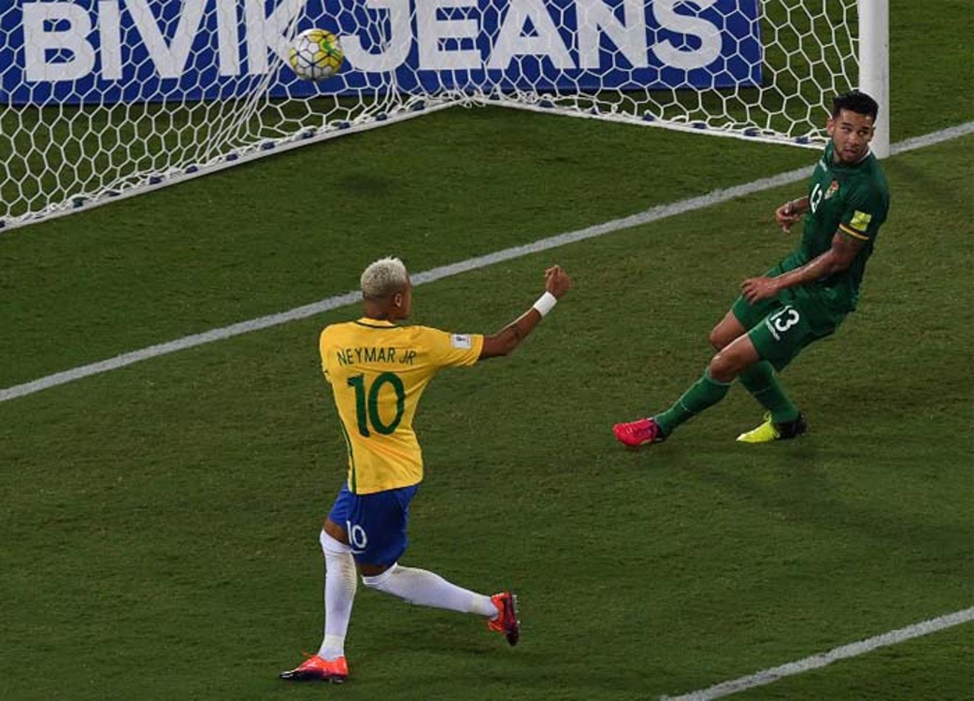 Neymar comemora o gol que abriu a goleada sobre a Bolívia. Seu 300º na carreira