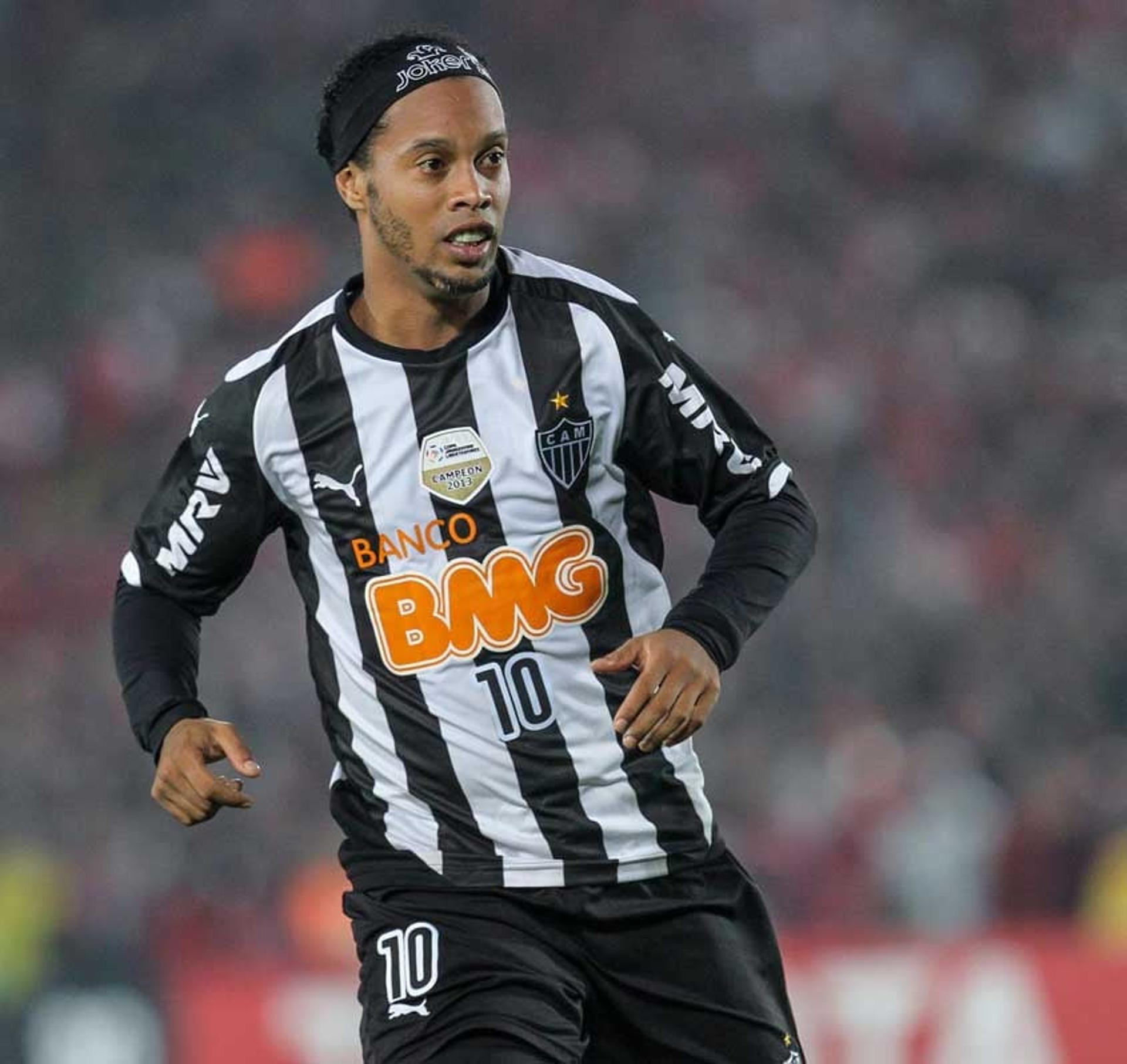 Ronaldinho Gaúcho entrou na Justiça contra o Galo. O craque cobra R$ 300 mil referente a uma dívida de quando jogou