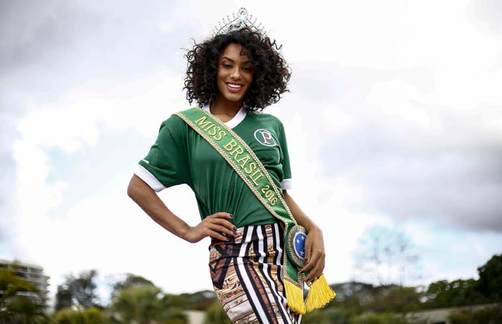 Raissa Santana posa para o LANCE! com a faixa de Miss Brasil e camisa do Verdão