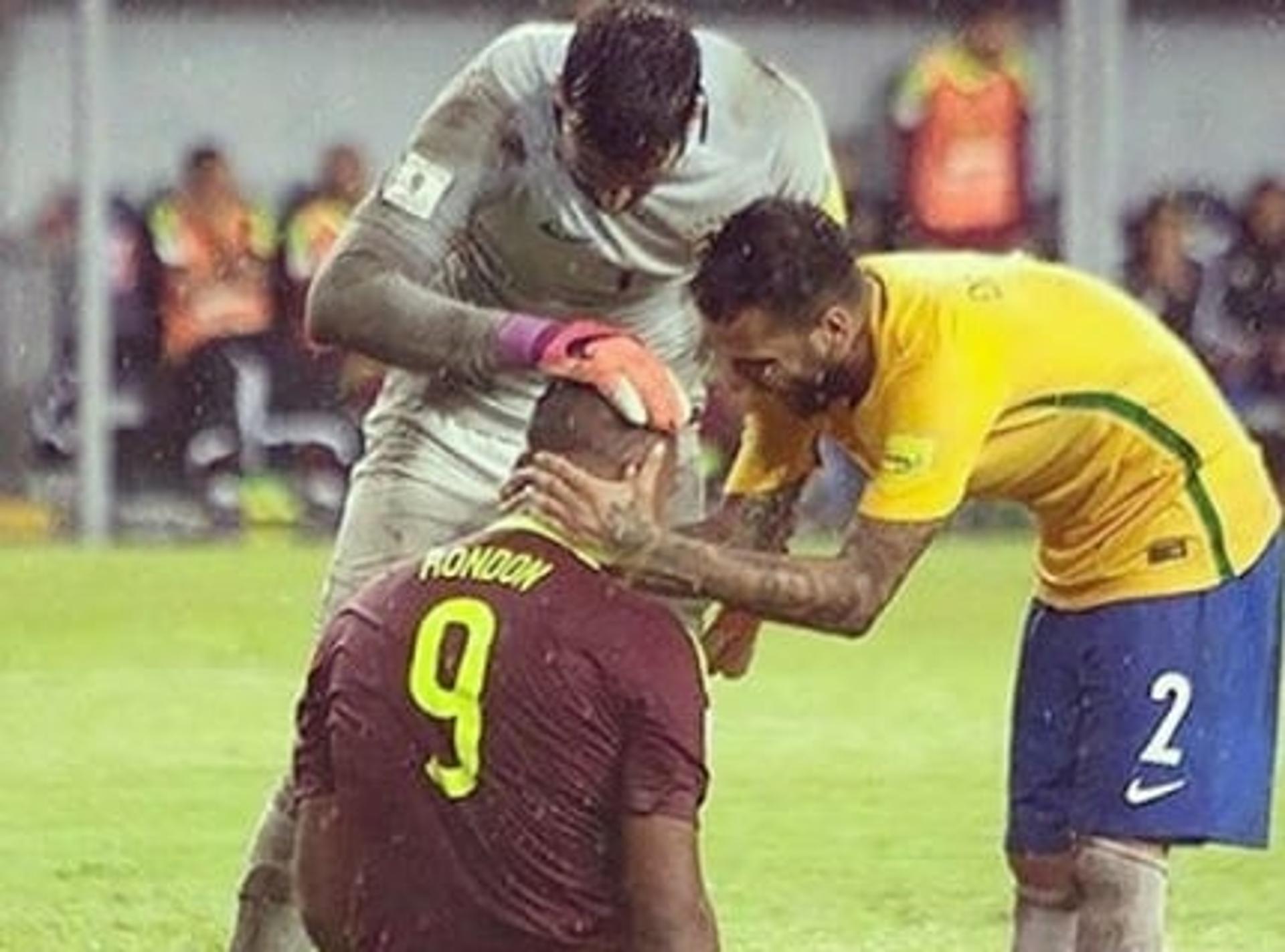 Daniel Alves consola jogador da Venezuela