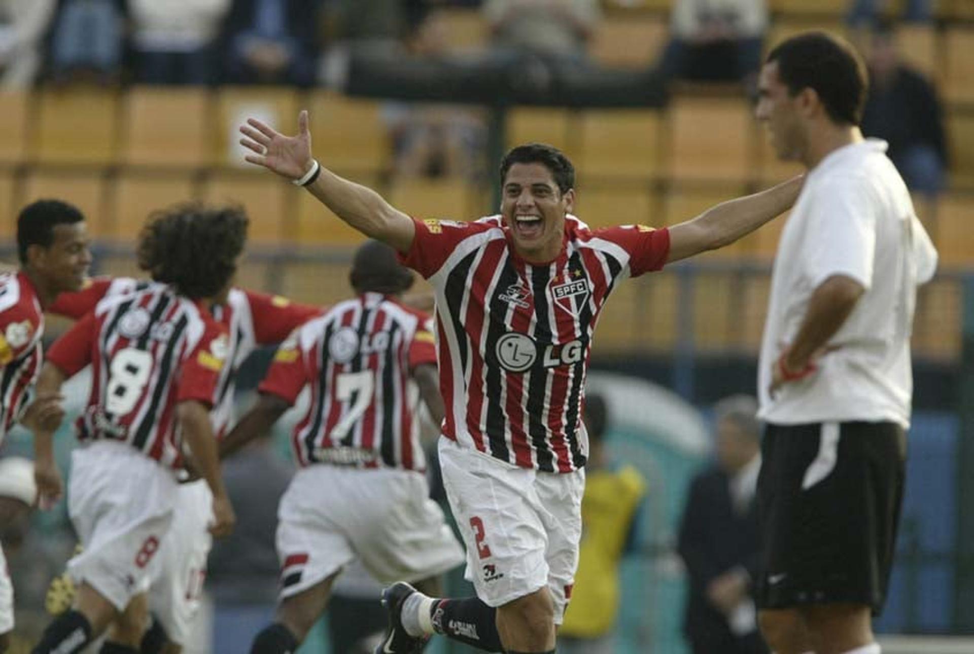 Cicinho comemora um dos gols da goleada de 5 a 1 sobre o Corinthians, no Brasileiro de 2005 no Paca