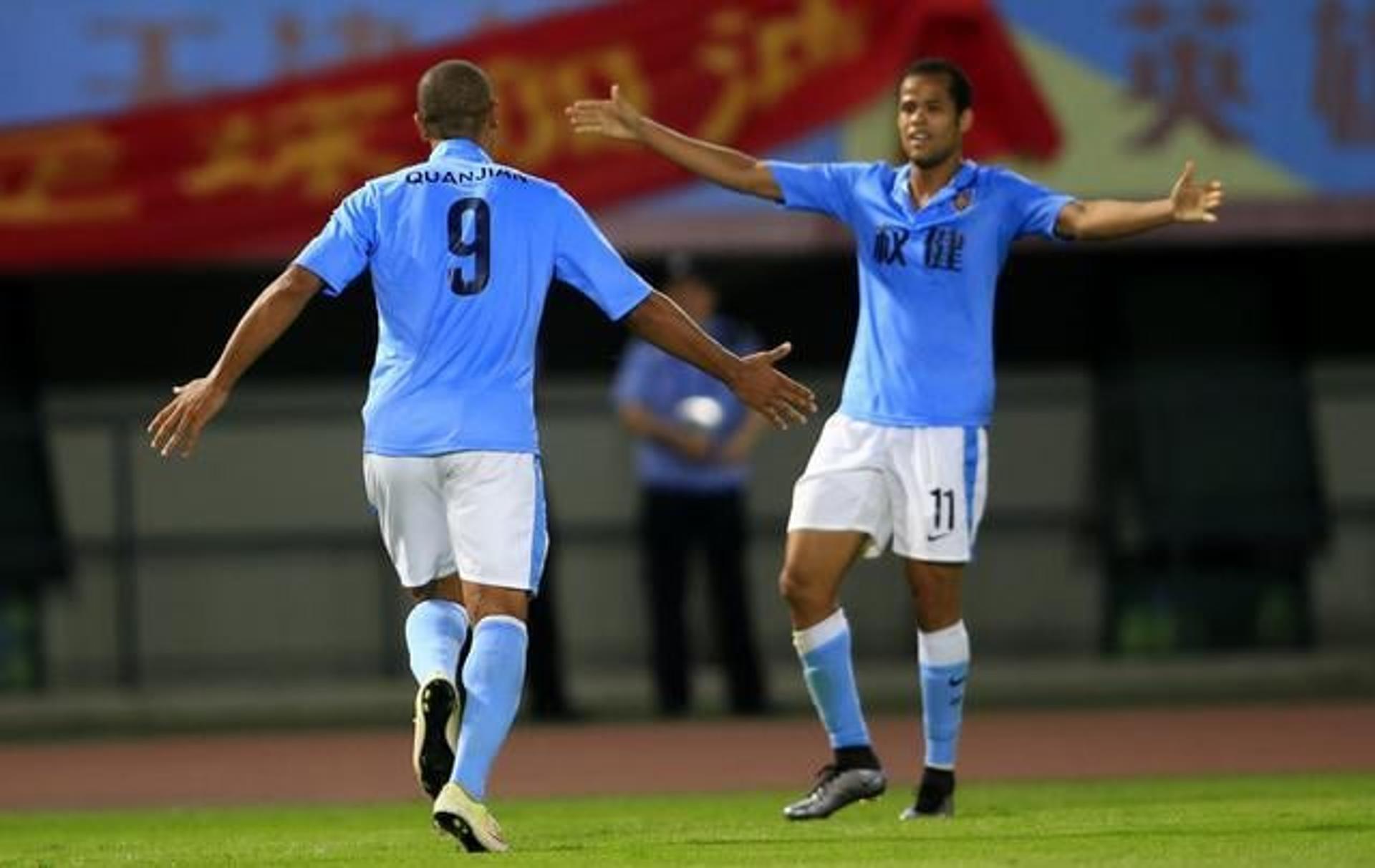 Geuvânio corre para abraçar Luis Fabiano. Dupla está voando na China (Foto: Divulgação)