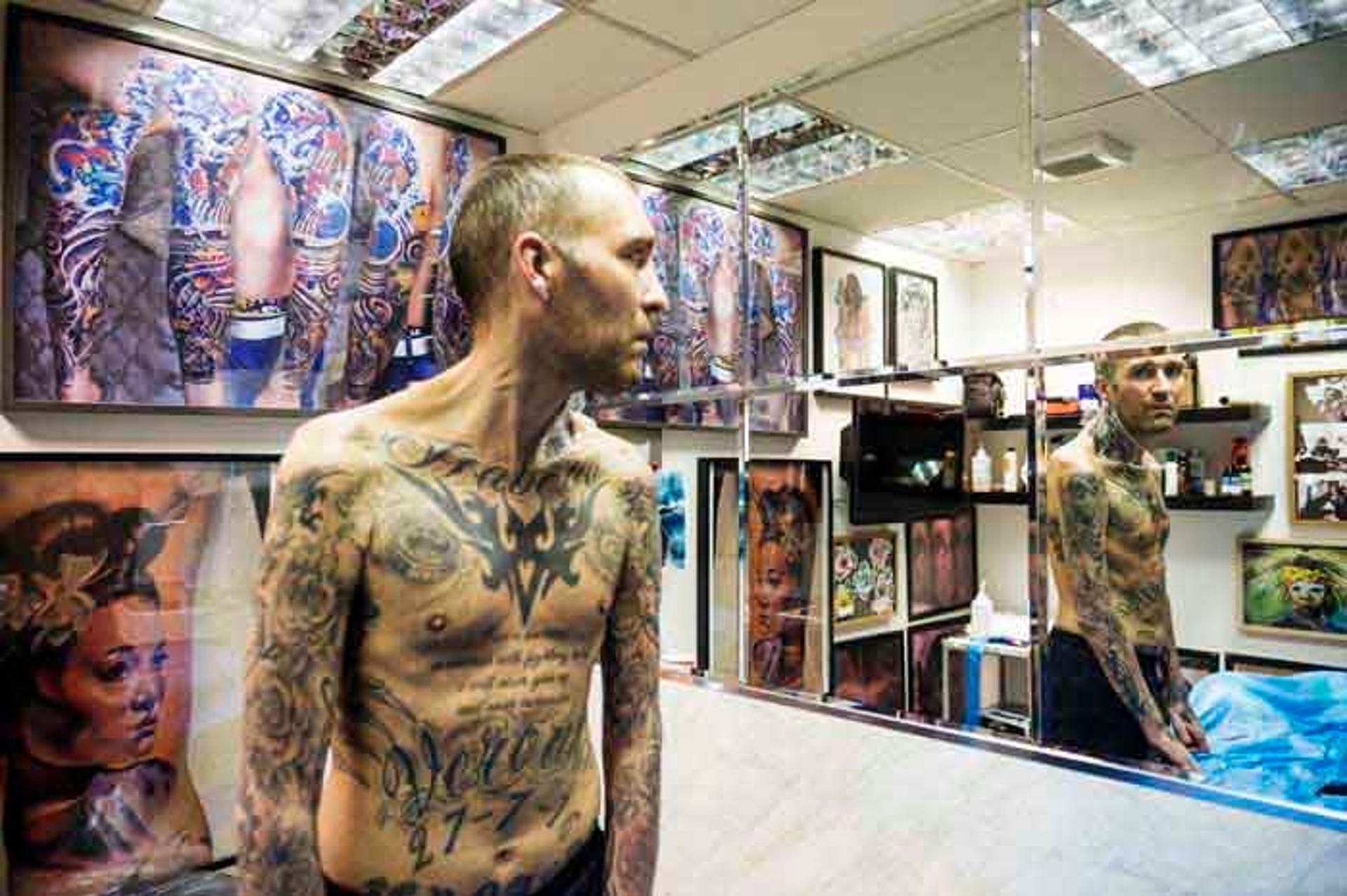 Fernando Ricksen, posa para foto mostrando o corpo tatuado