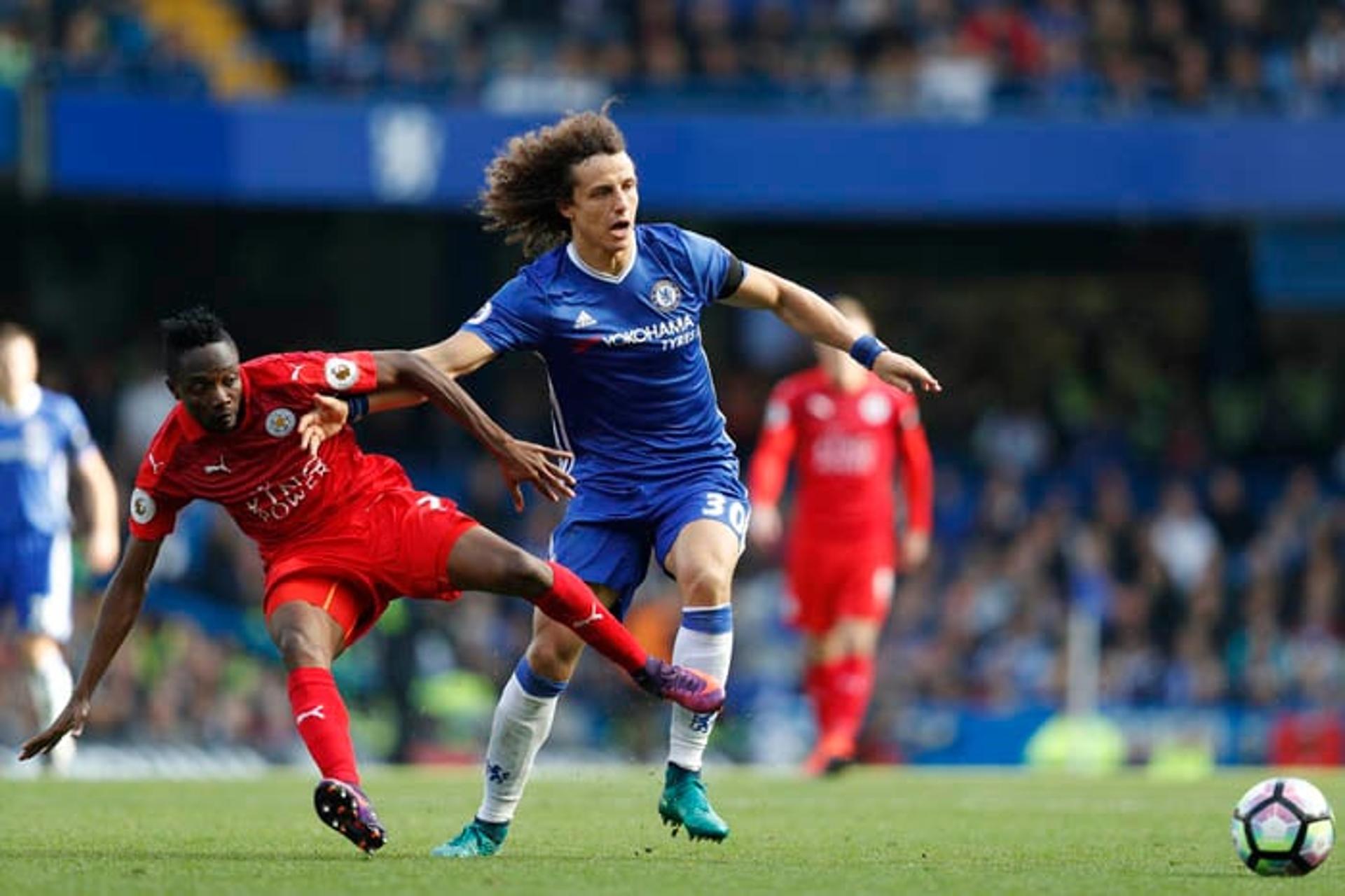 Chelsea x Leicester - David Luiz em disputa de bola