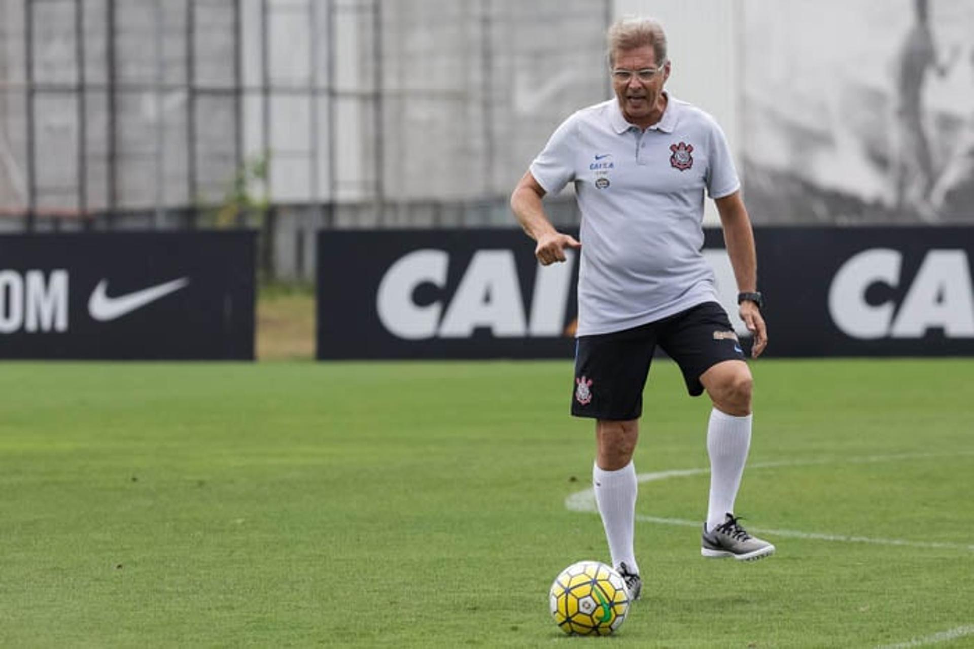 Oswaldo dominando bola em treino do Timão