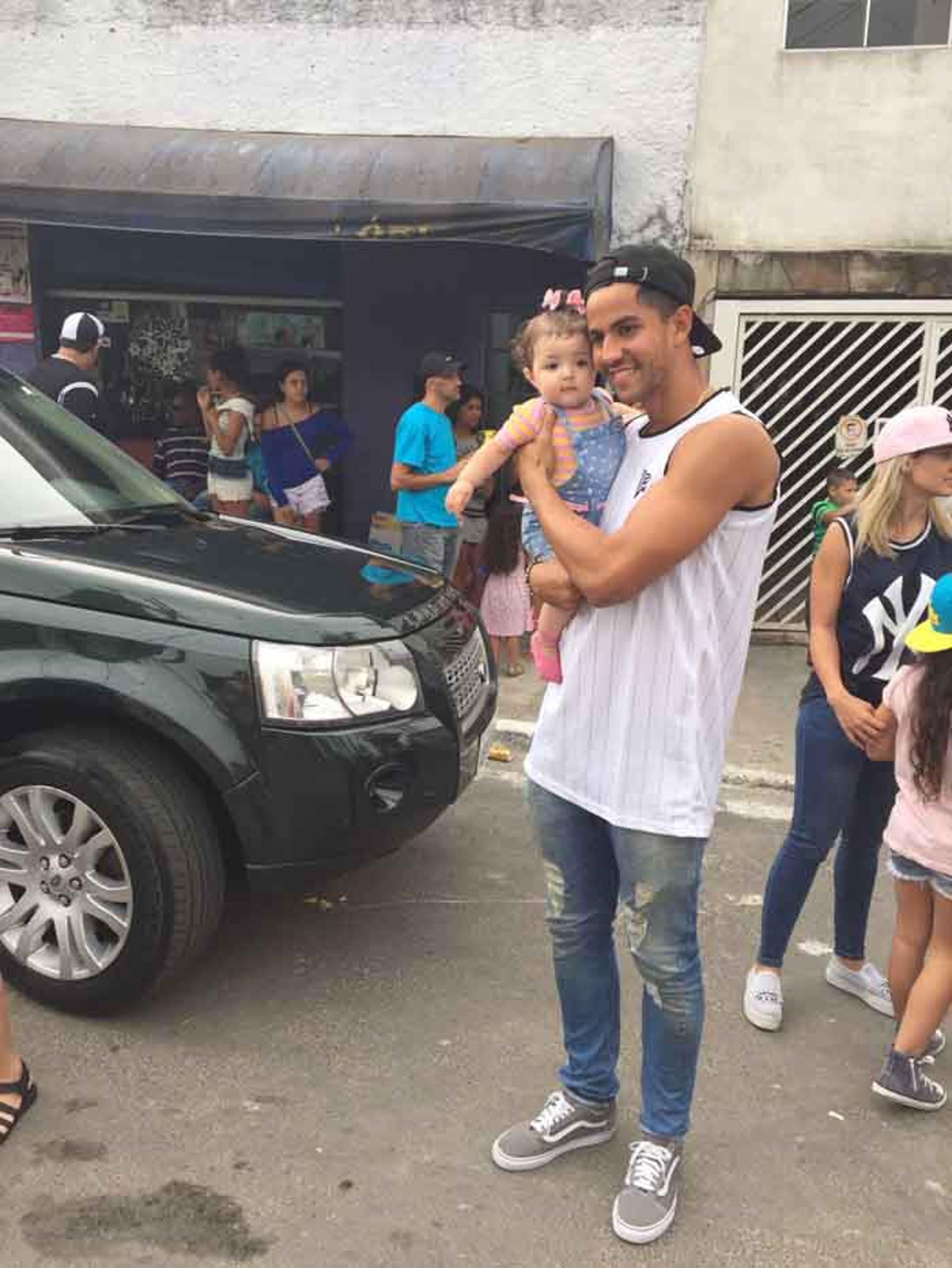 Goleiro Renan Ribeiro , do São Paulo, em visita a favela