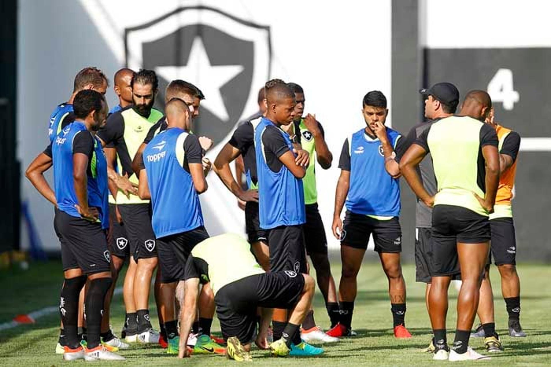 Treino no Botafogo, em General Severiano - Jogadores reunidos