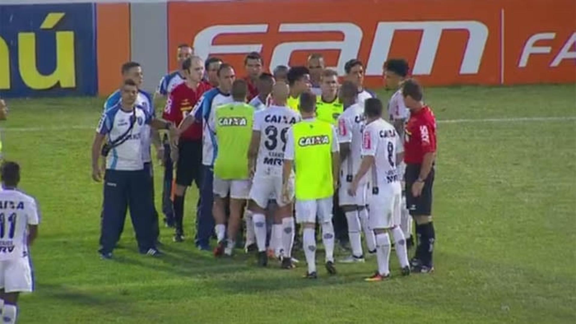 Botafogo 3x2 Atlético-MG - Jogadores do Atlético-MG cercando o bandeira