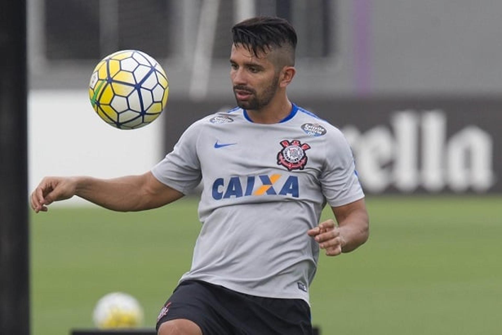 Guilherme em ação no treino do Corinthians