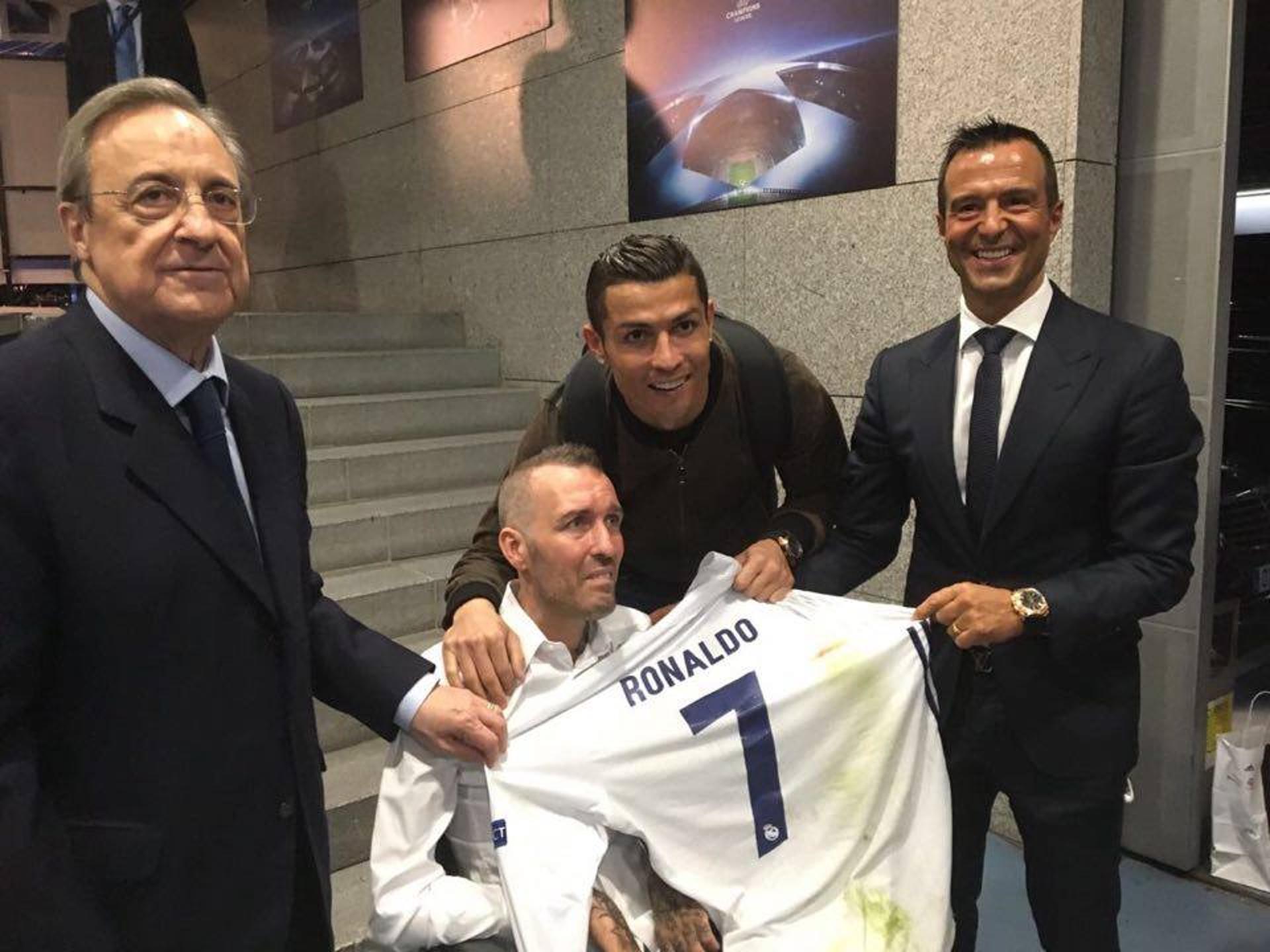 Ricksen recebe a camisa de Cristiano Ronaldo. À dir., o agente, Jorge Mendes. À esq., Florentino Perez, presidente do Real&nbsp;