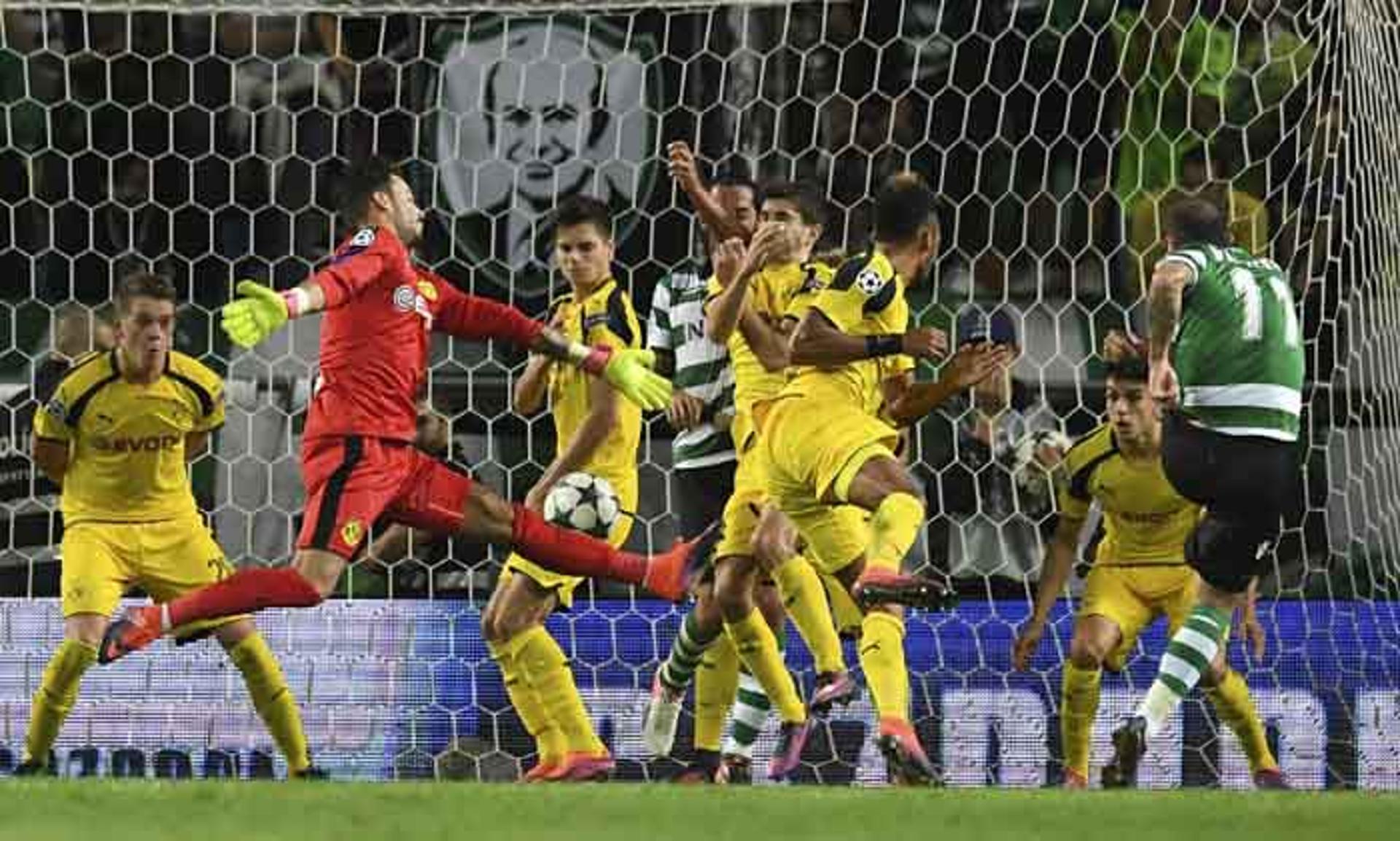 Bruno César chuta para marcar o gol do Sporting na derrota para o Borussia