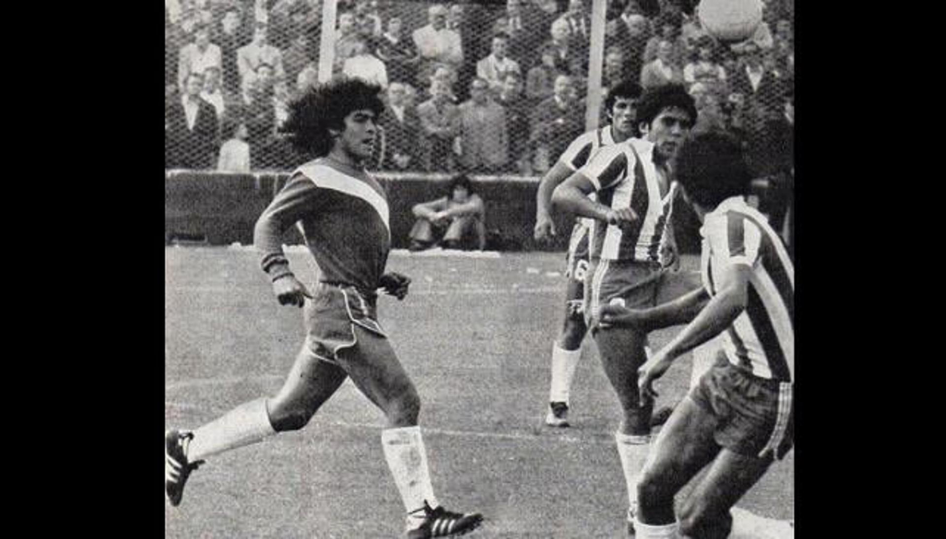 A 10 dias de completar 16 anos, Maradona fez sua estreia profissional pelo Argentinos Juniors