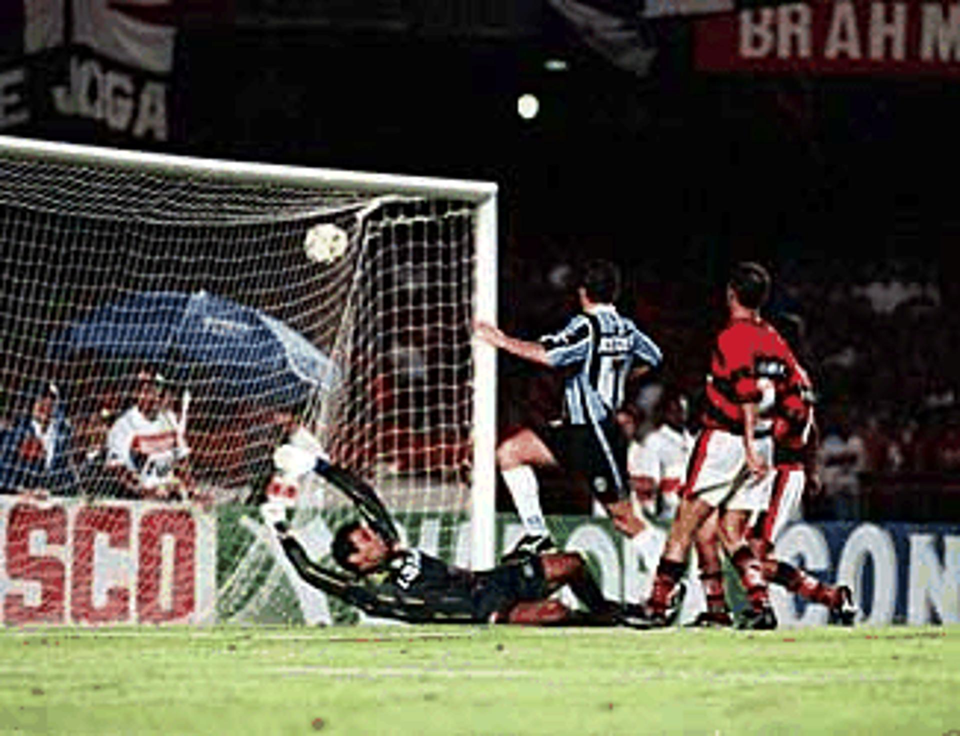 O ano de 1997 foi amargo na história do Flamengo. O rubro-negro teve a chance de conquistar o bicampeonato da Copa do Brasil, mas deixou o título escapar em pleno Maracanã lotado. O empate em 2 a 2 deu o título ao Grêmio