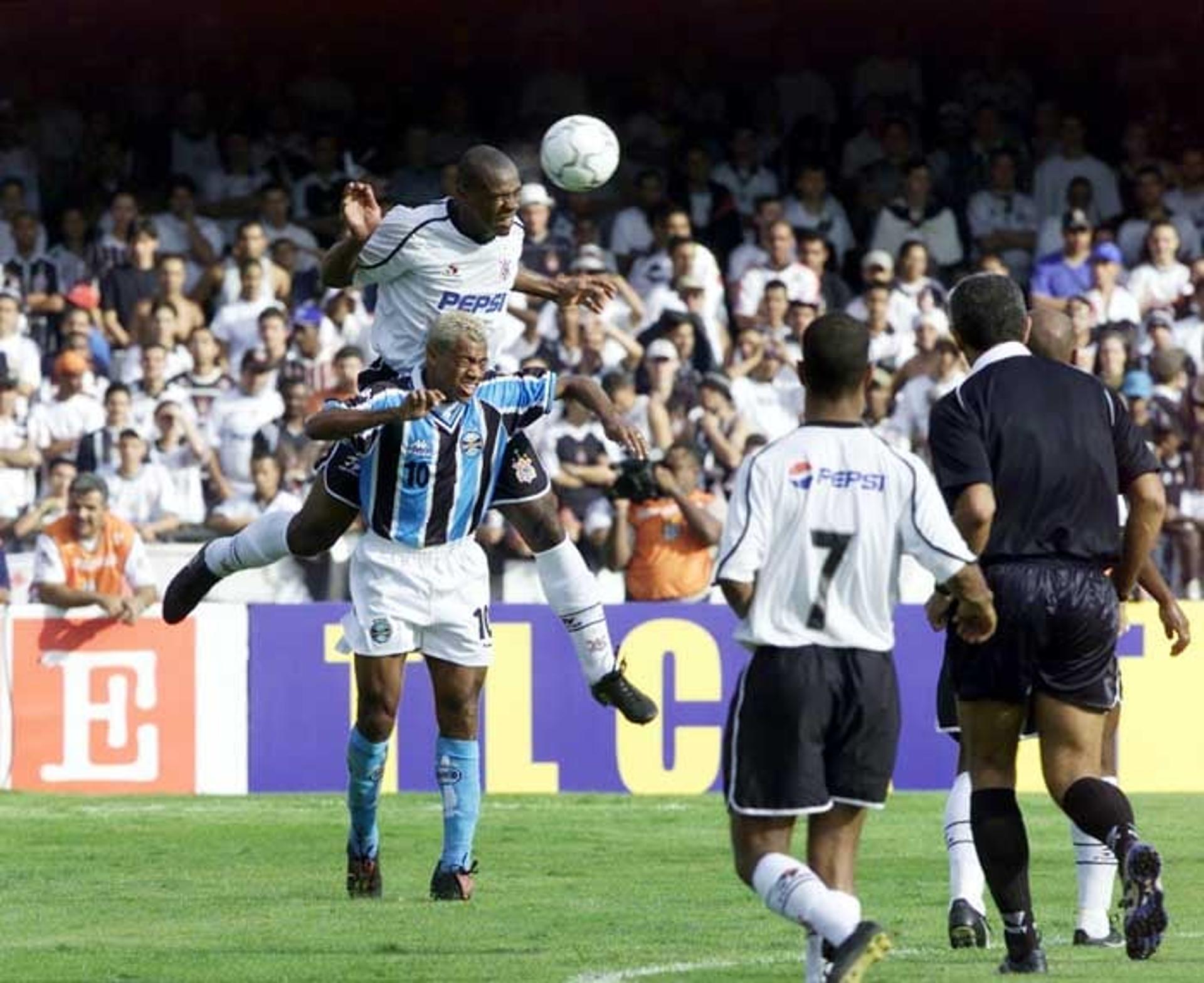 Grêmio e Corinthians disputaram a primeira final de Copa do Brasil no século XXI. Após empate por 2 a 2 no Olímpico na ida, o Tricolor gaúcho sagrou-se tetracampeão do torneio nacional ao vencer por 3 a 1 no Morumbi. O Grêmio era comandado por Tite, atual técnico da Seleção Brasileira<br><br>