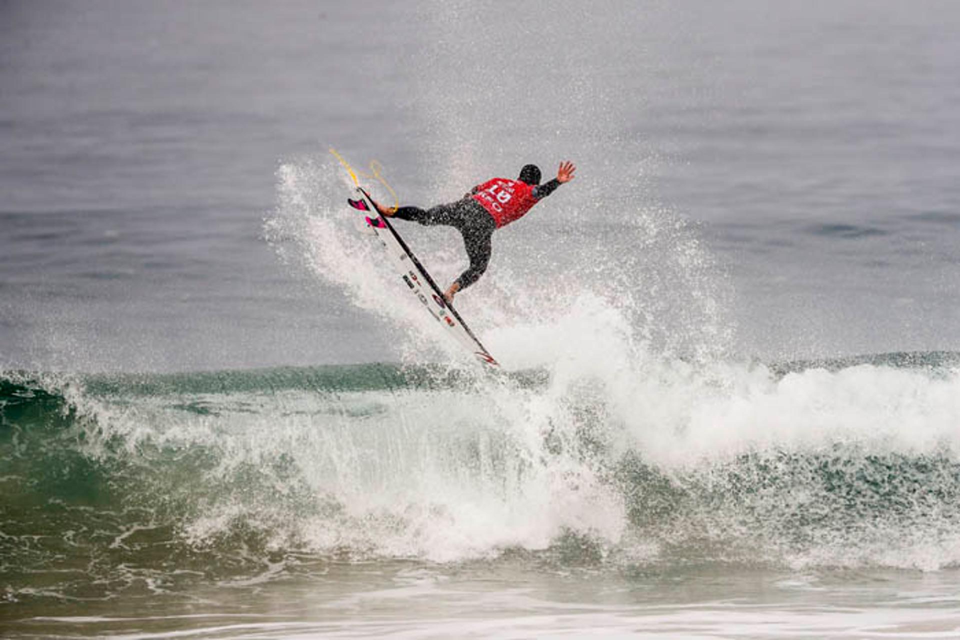 Gabriel Medina avançou à terceira fase em Peniche