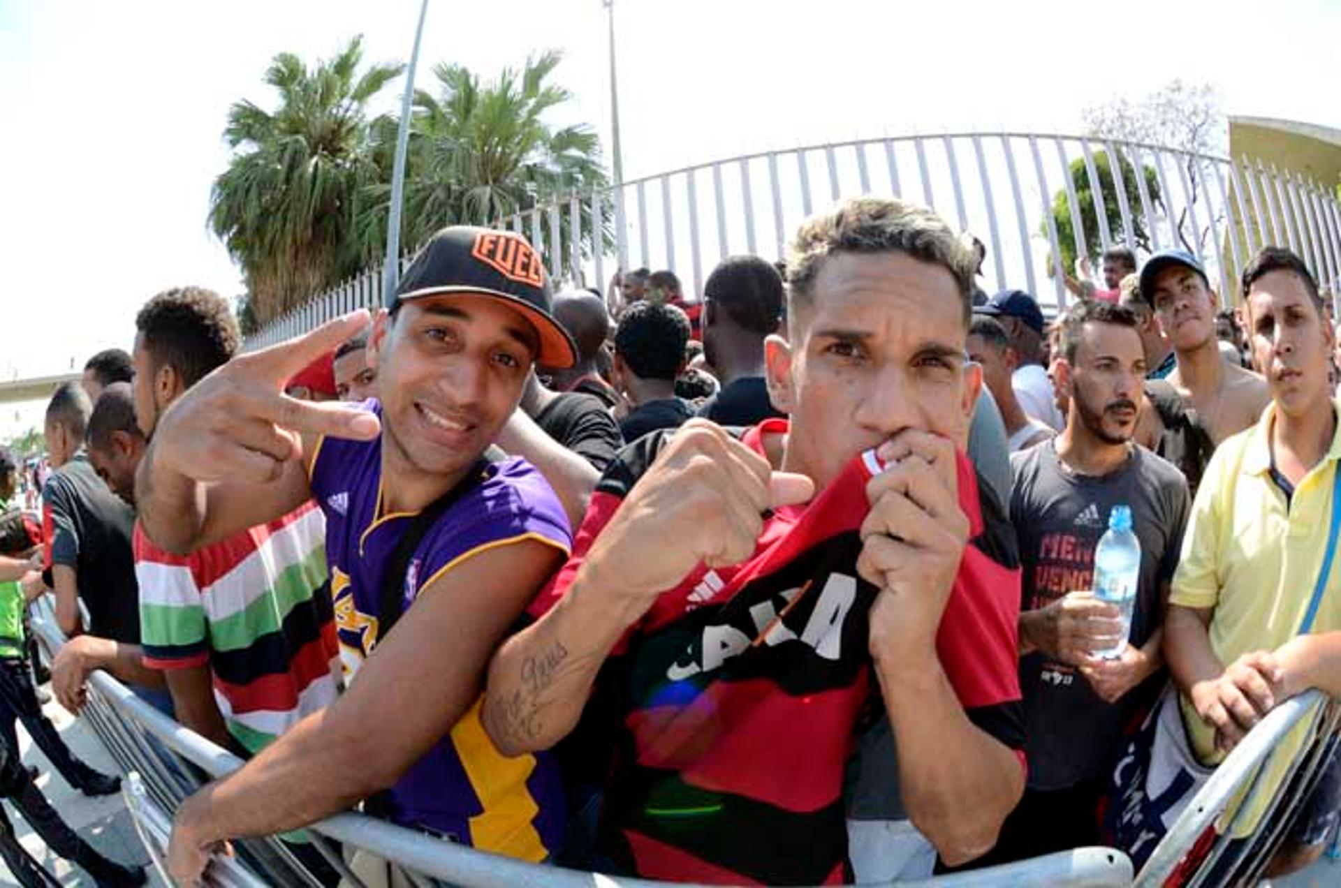 Torcida do Fla forma longas filas na procura por ingressos no Maracanã