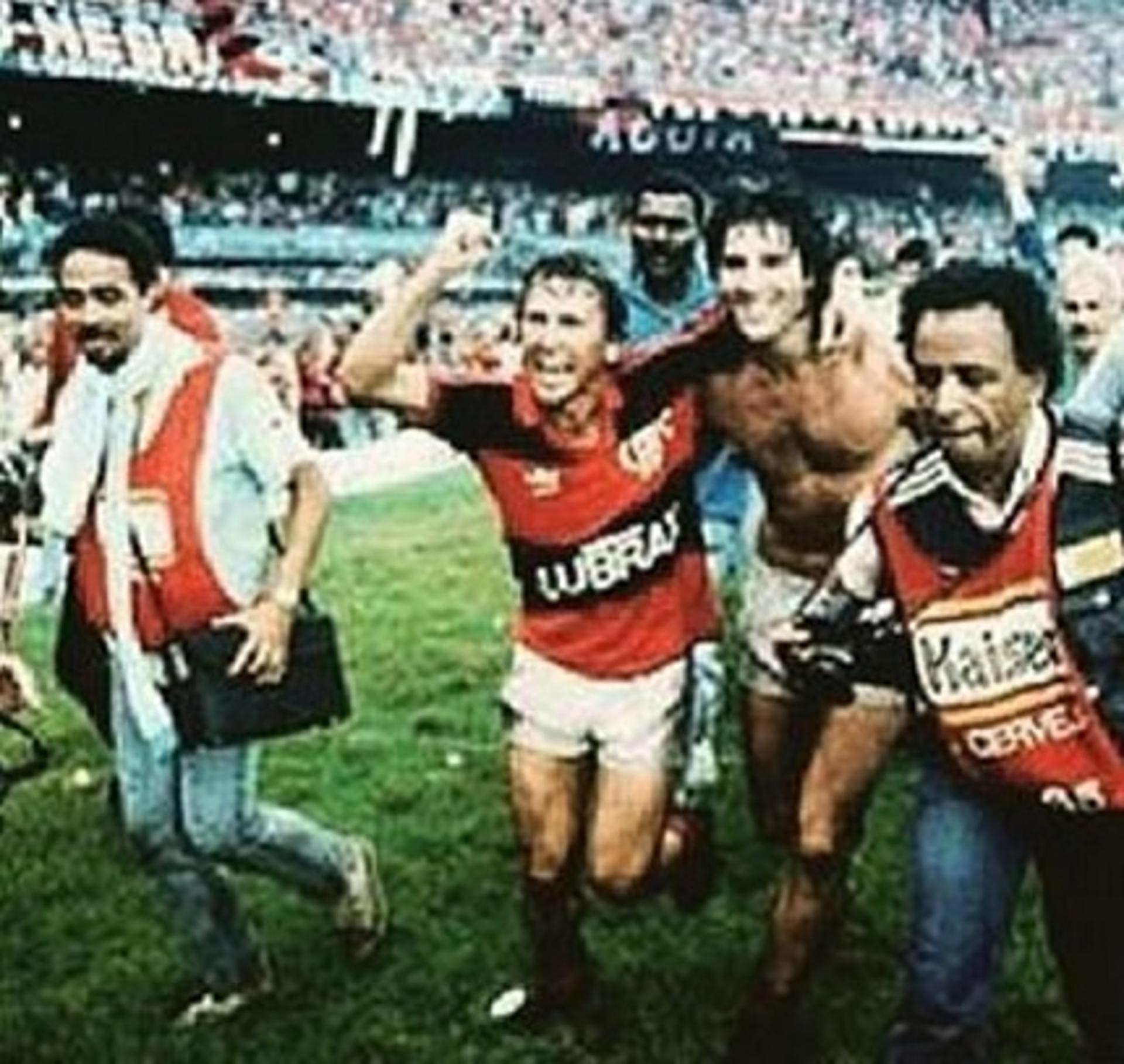 Zico posta foto do título de 87 ao lado de Renato