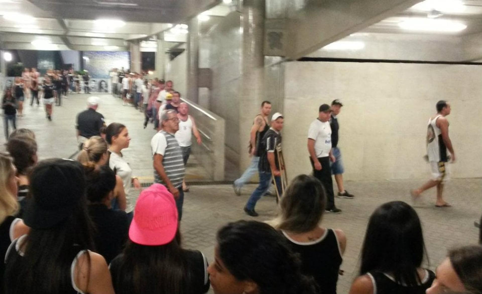 Torcedores do Corinthians deixam o Maracanã após tarde de briga&nbsp;