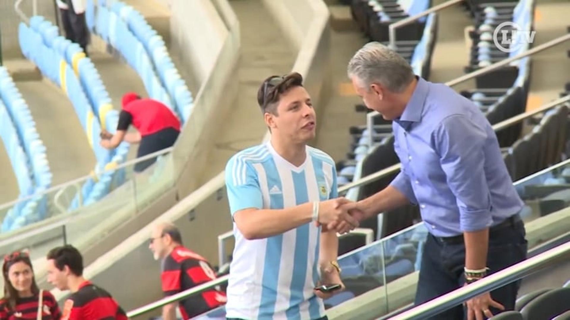 Tite vai ao Maracanã para assistir partida entre Flamengo e Corinthians e é tietado