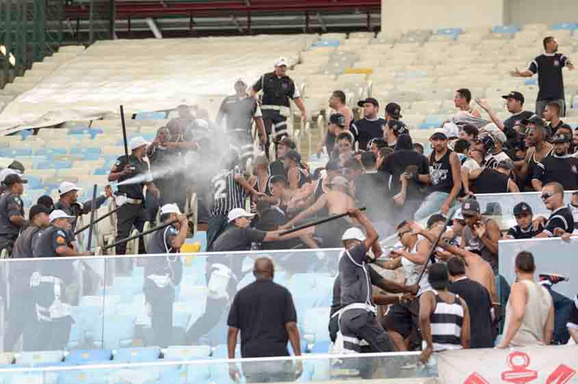 Corintianos foram presos após briga com PMs no Maracanã