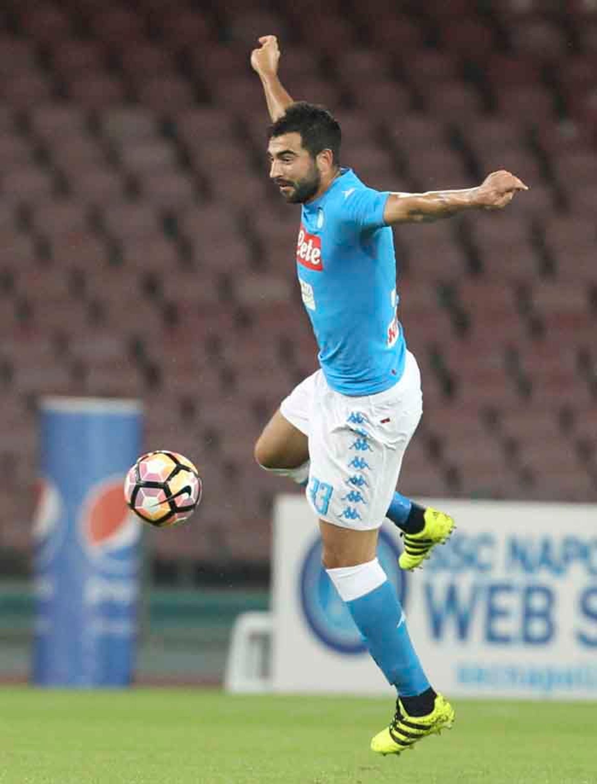 Albiol, com lesão na coxa, tem volta indefinida ao Napoli