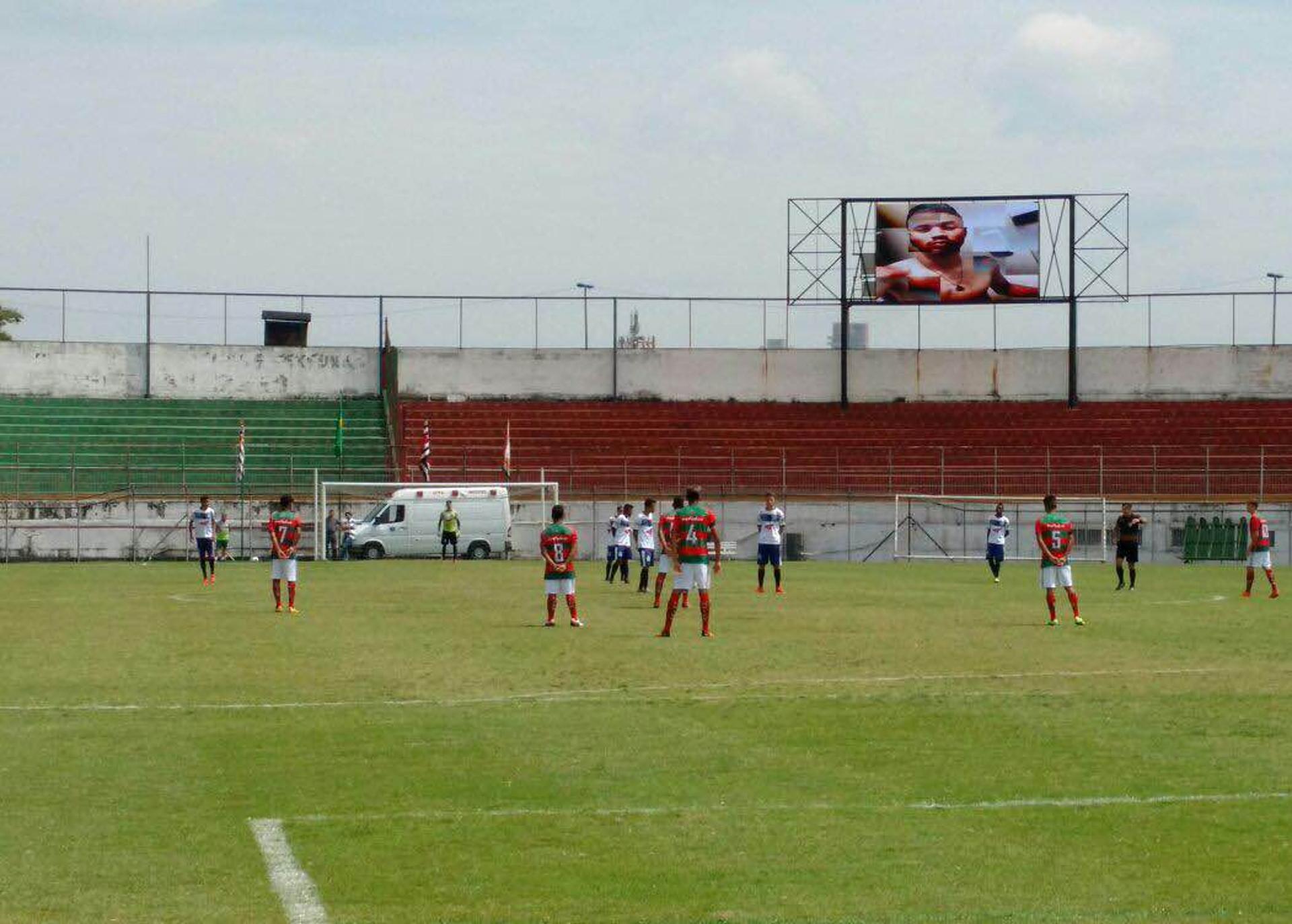 Foto de Lucas exibida no telão do Canindé antes de jogo entre Portuguesa x Diadema, pelo Paulistão sub-17