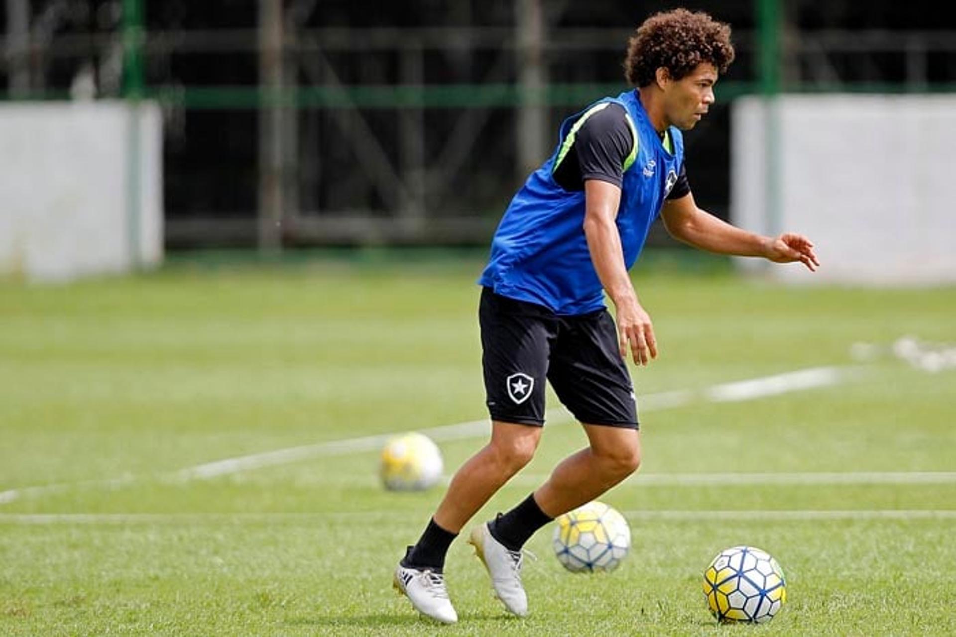 Camilo quer seguir no Botafogo