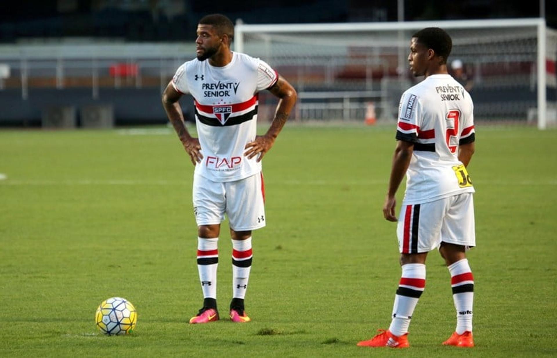 Júnior Tavares, à esquerda, em cobrança de falta com Foguete na Copa do Brasil Sub-20